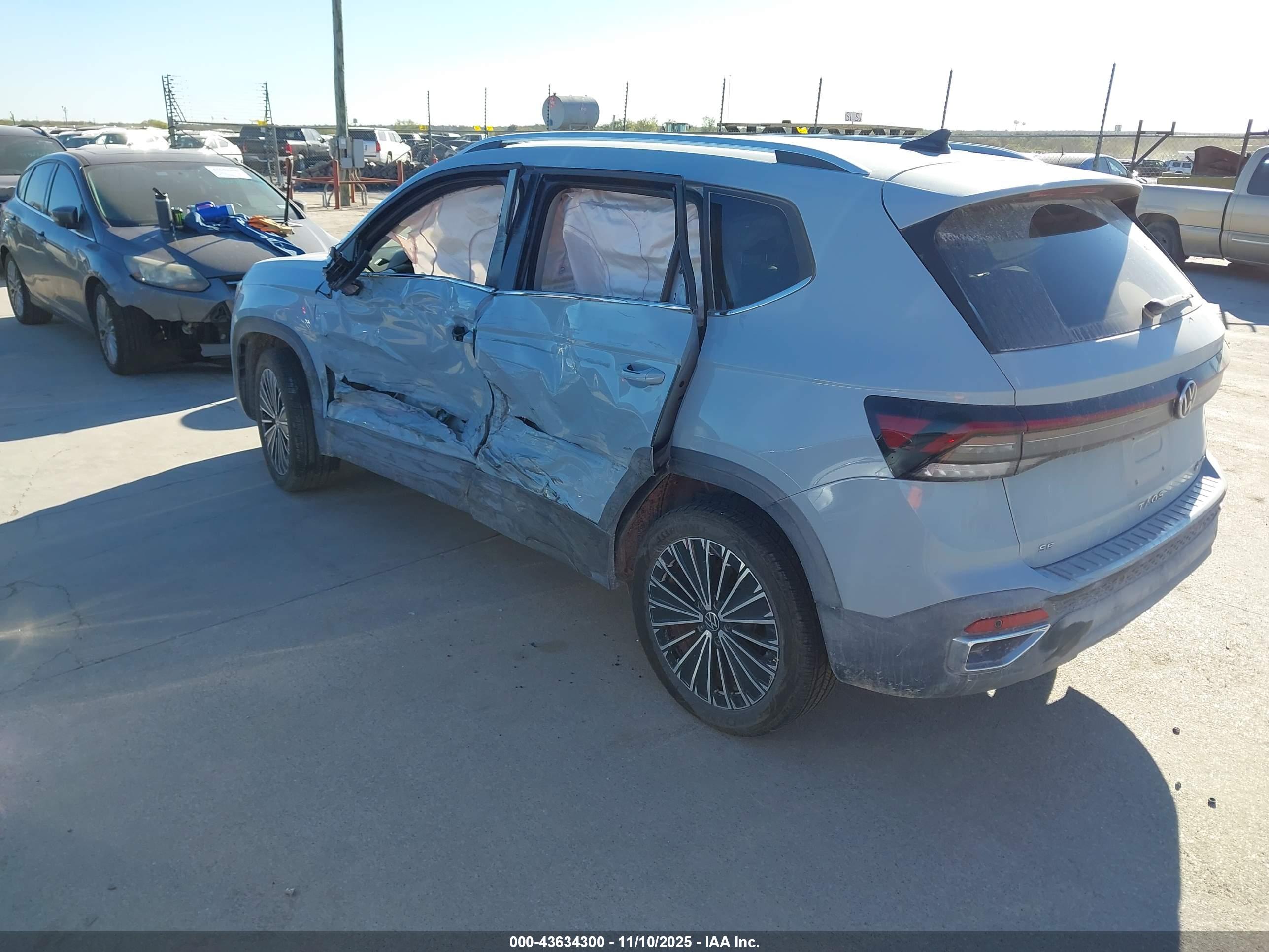 VOLKSWAGEN TAOS image 3