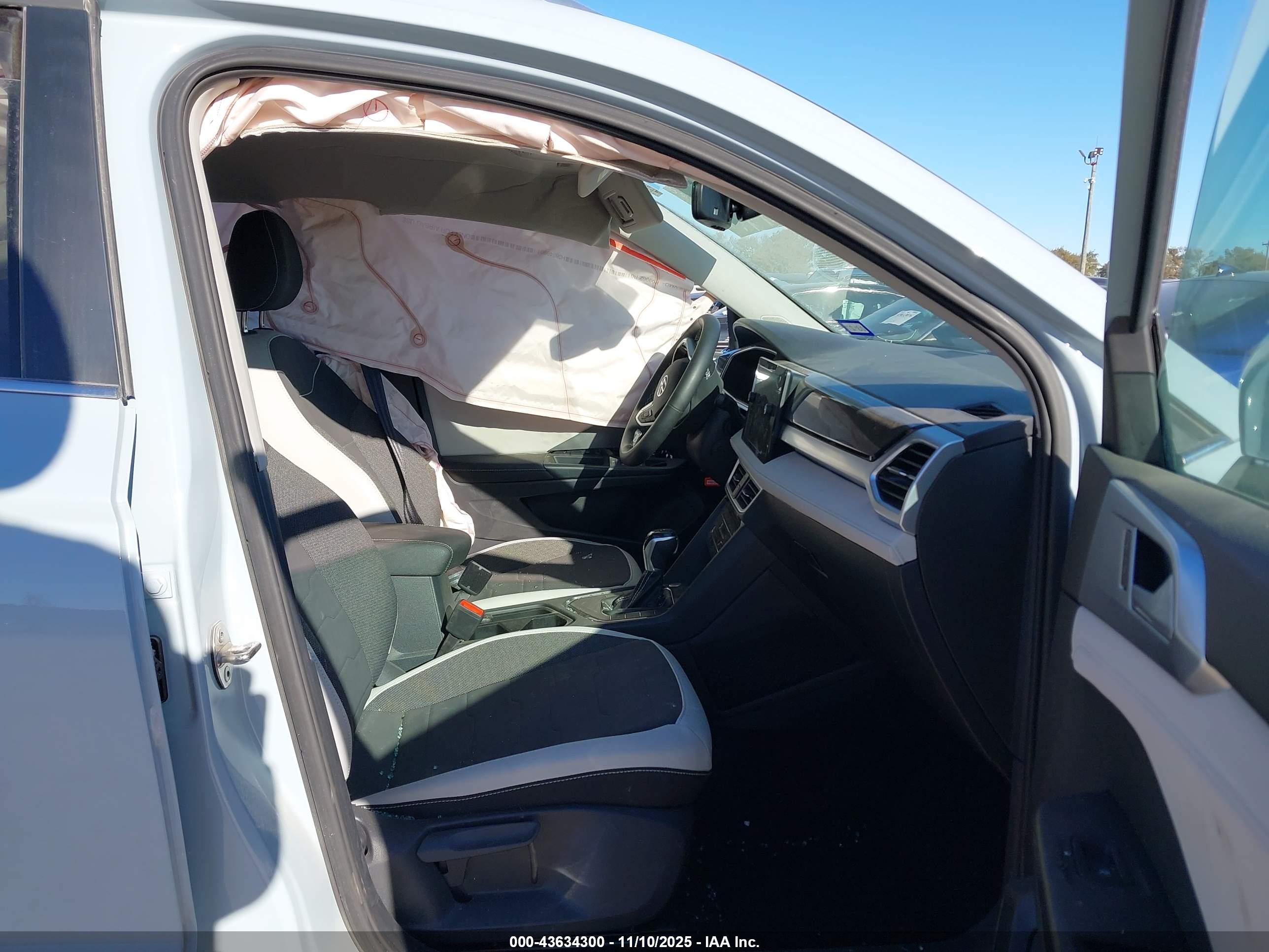 VOLKSWAGEN TAOS image 5
