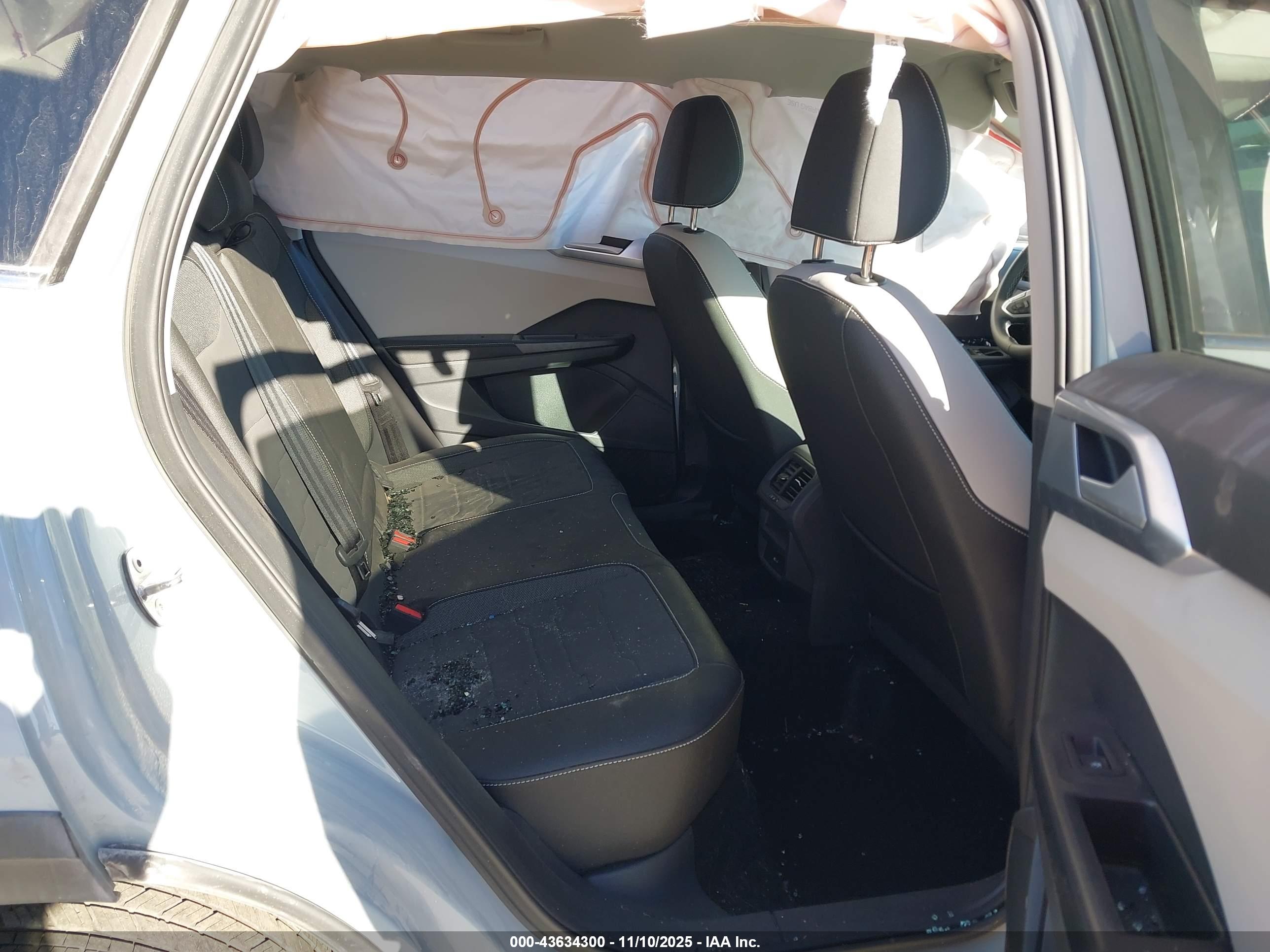 VOLKSWAGEN TAOS image 8