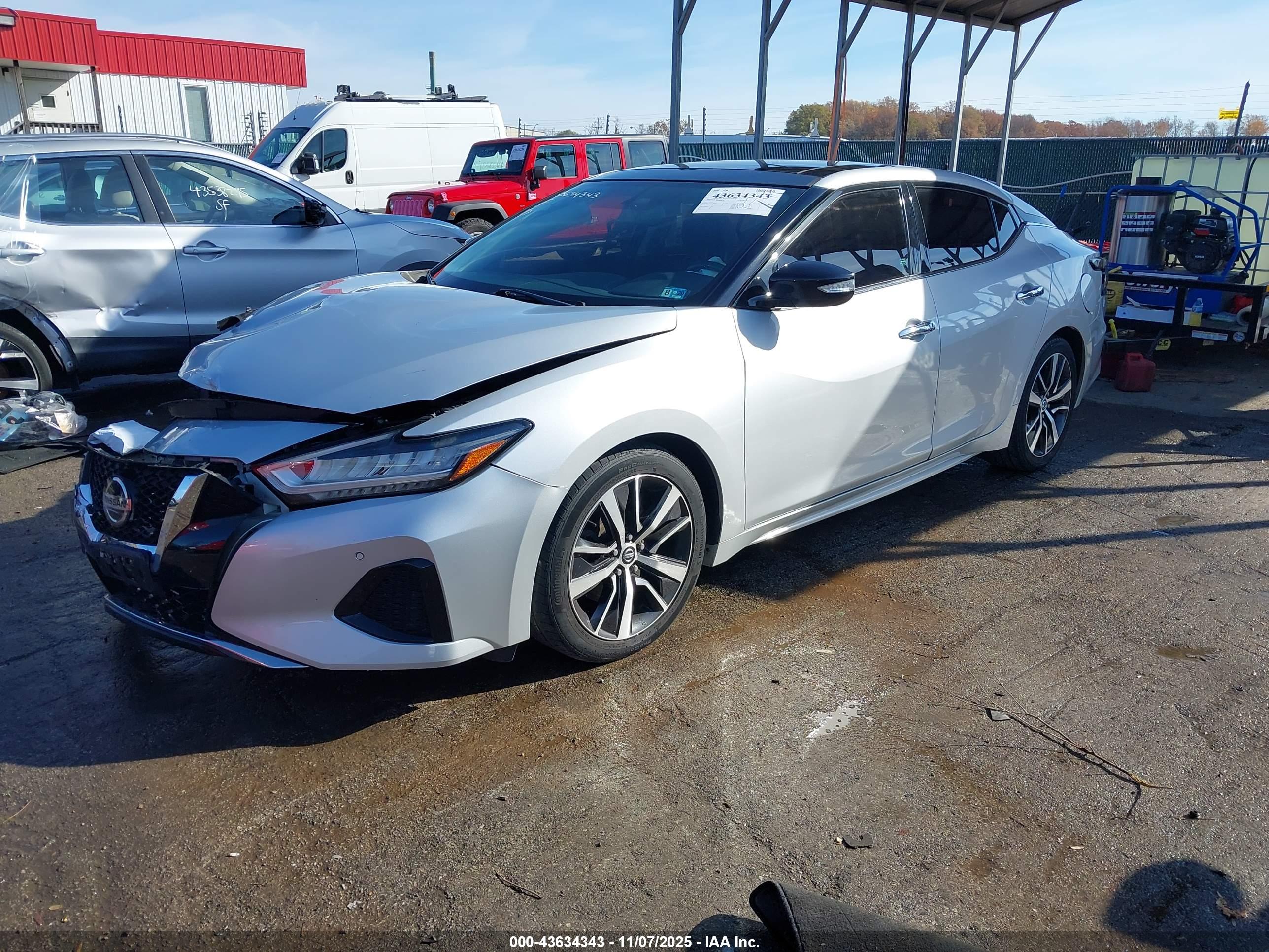 NISSAN MAXIMA image 2