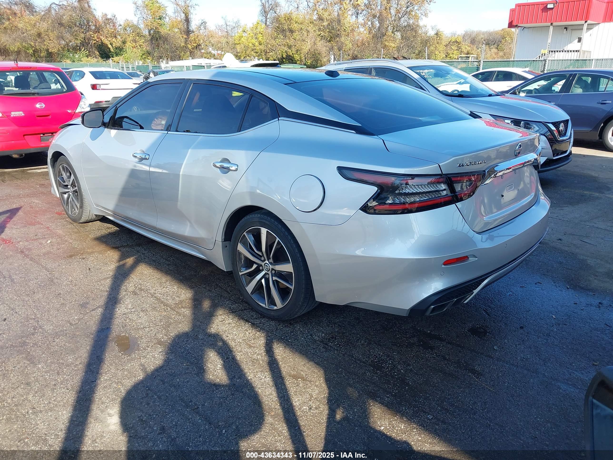 NISSAN MAXIMA image 3