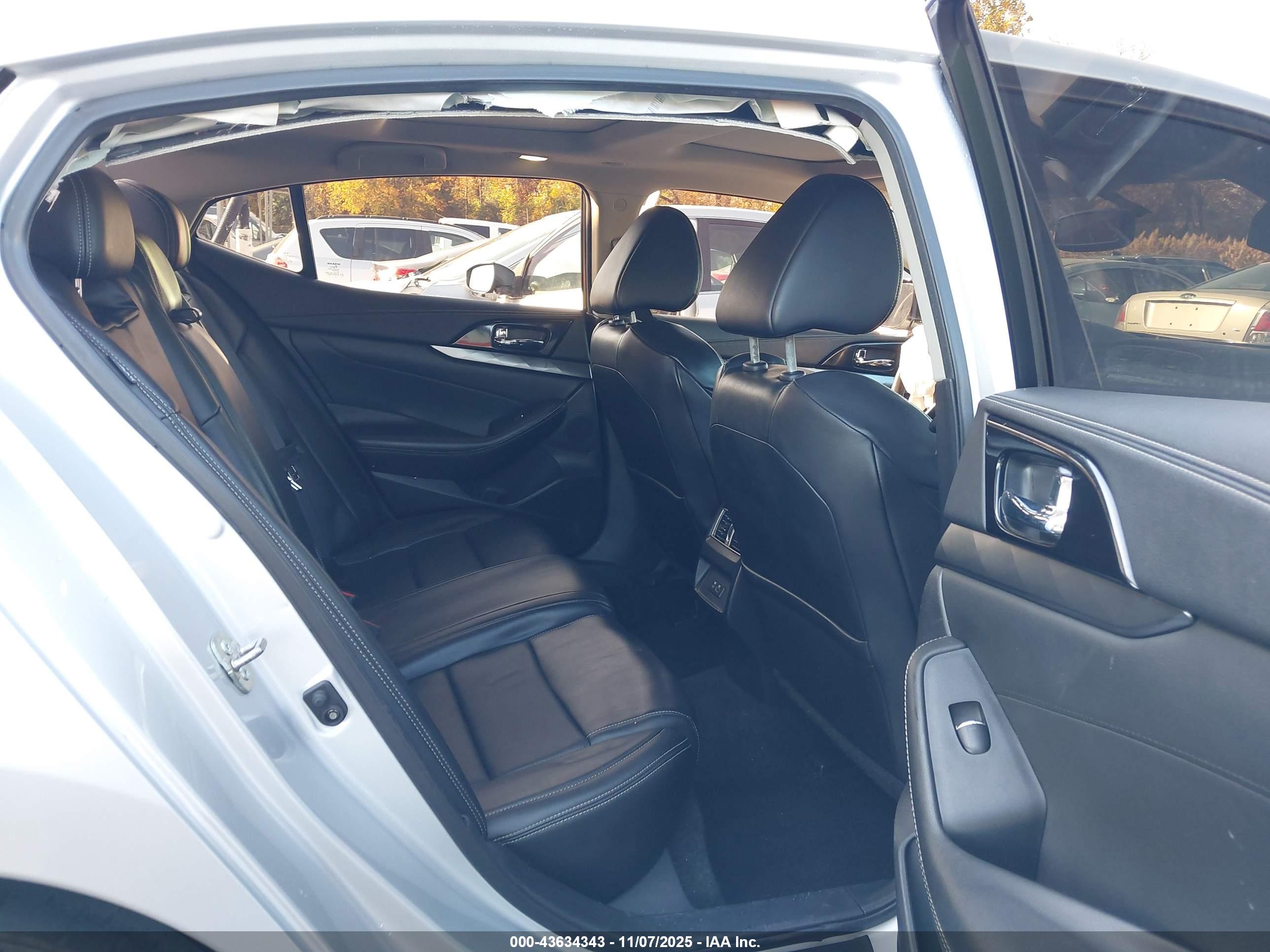 NISSAN MAXIMA image 8