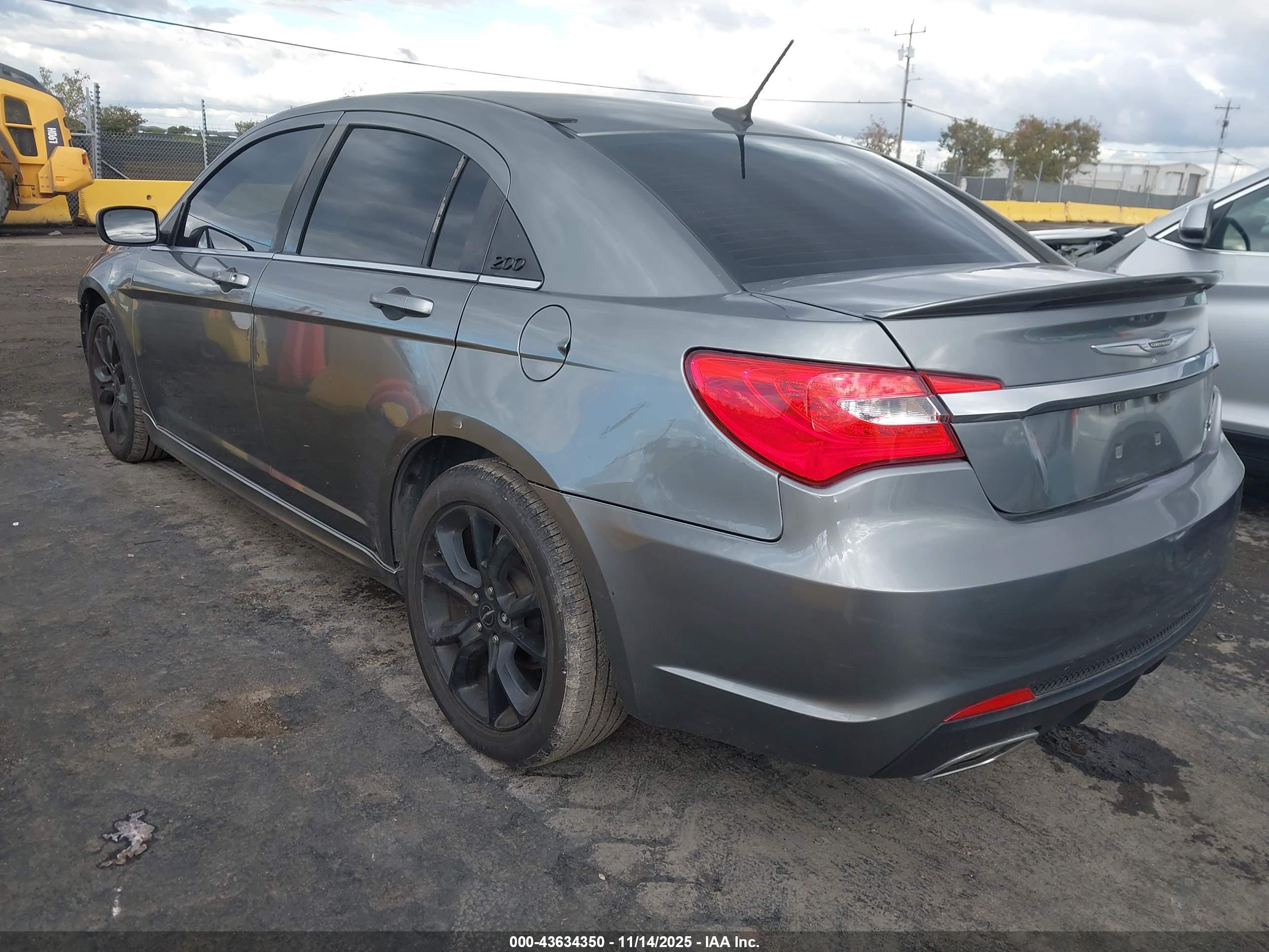 CHRYSLER 200 image 3