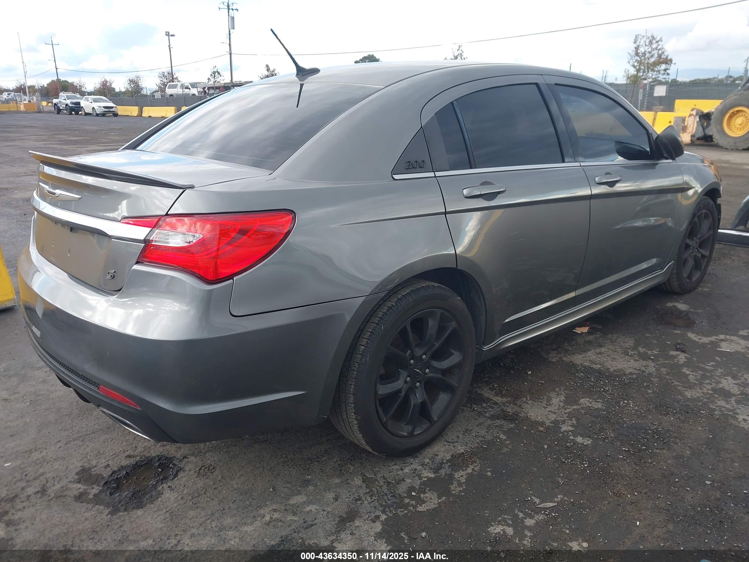 CHRYSLER 200 image 4