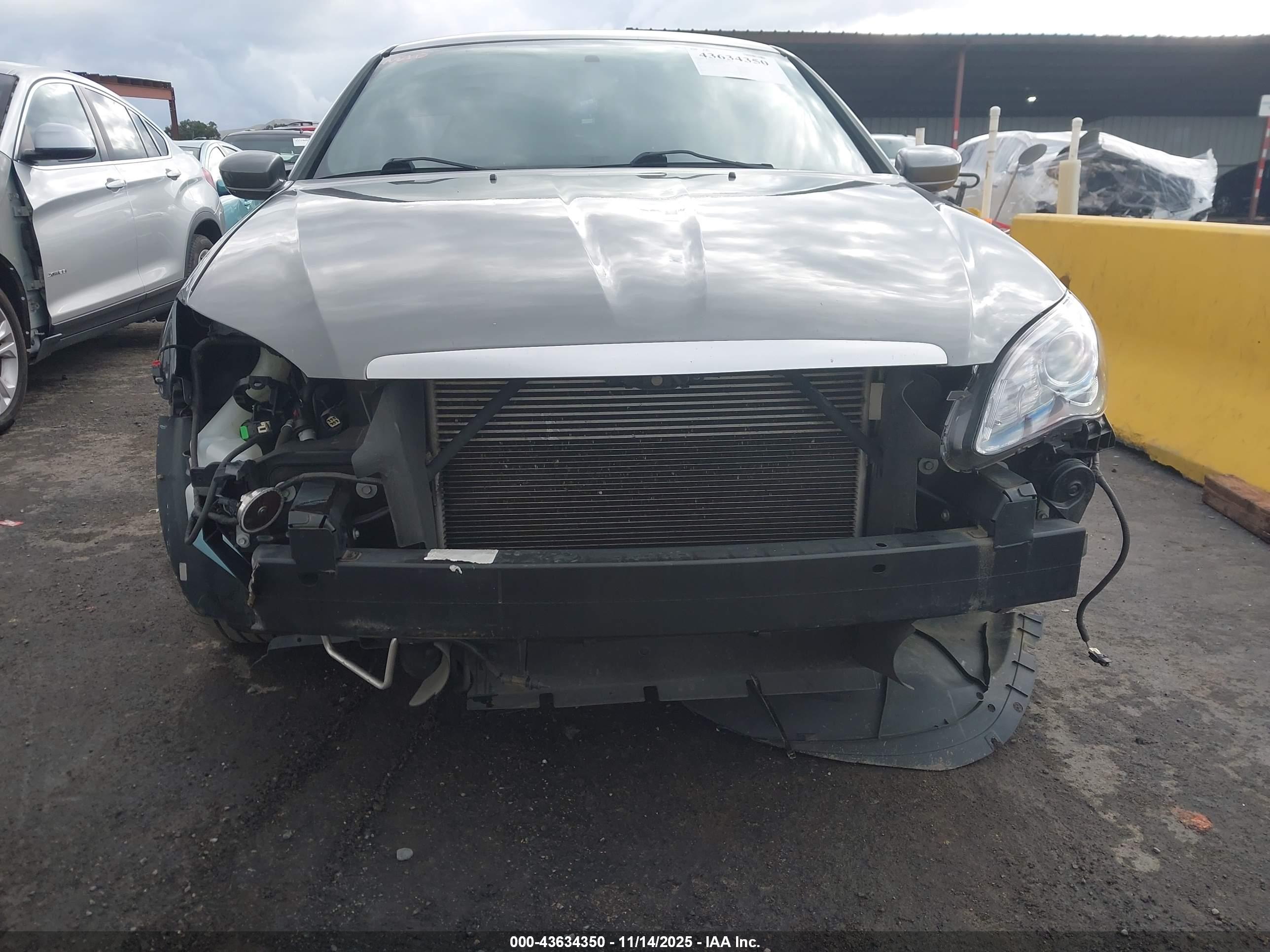 CHRYSLER 200 image 6
