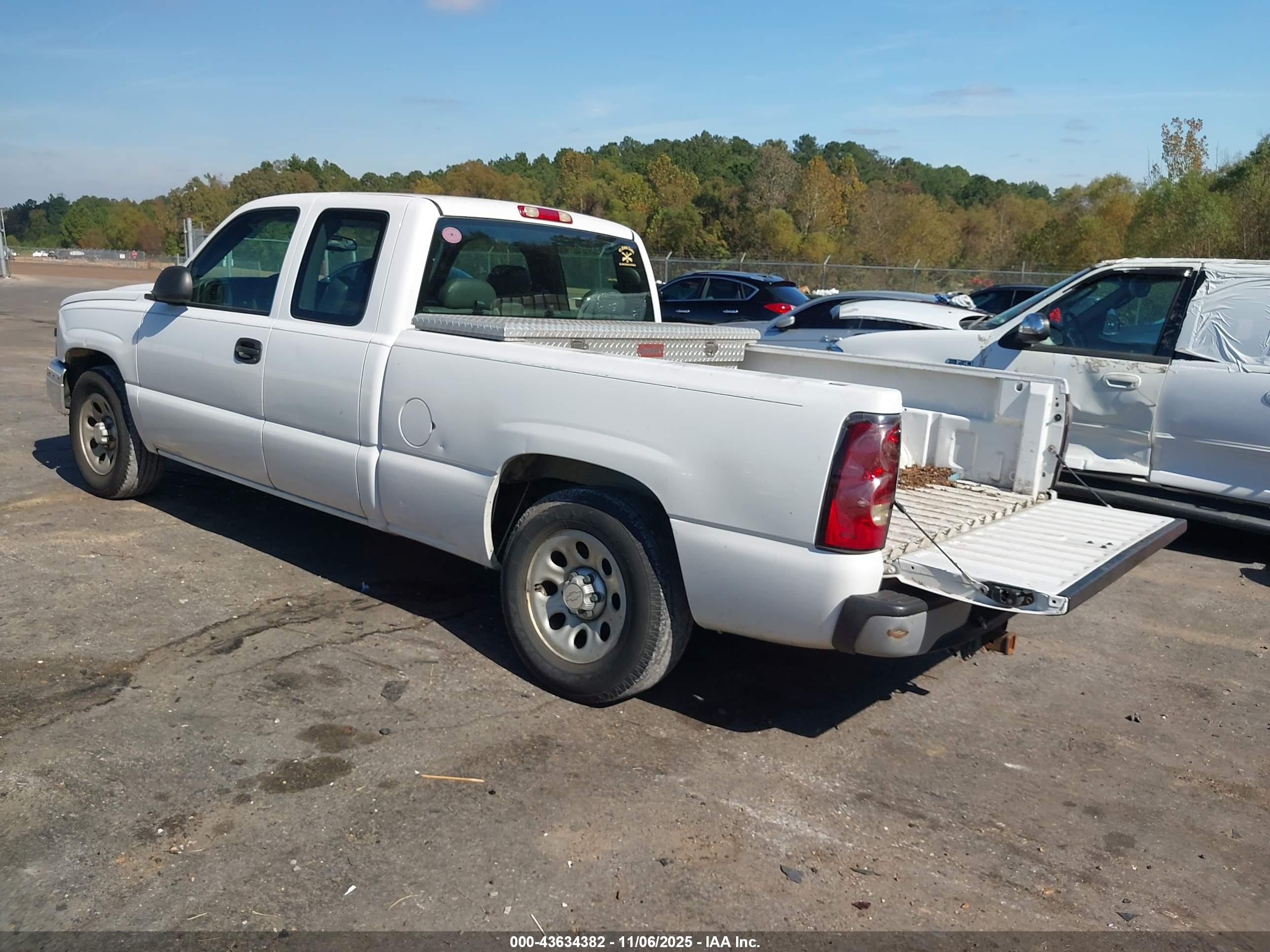 CHEVROLET SILVERADO image 3