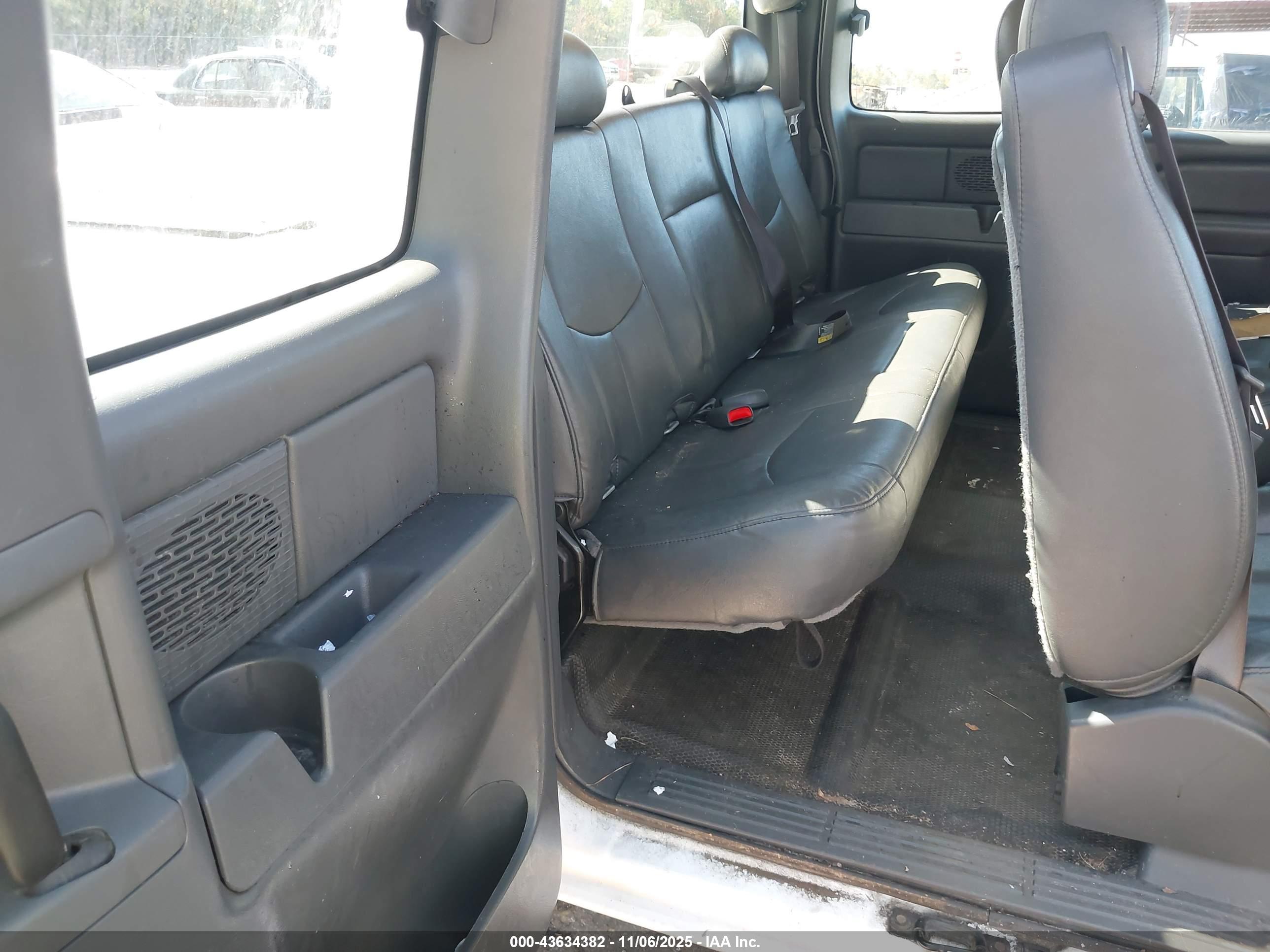 CHEVROLET SILVERADO image 8