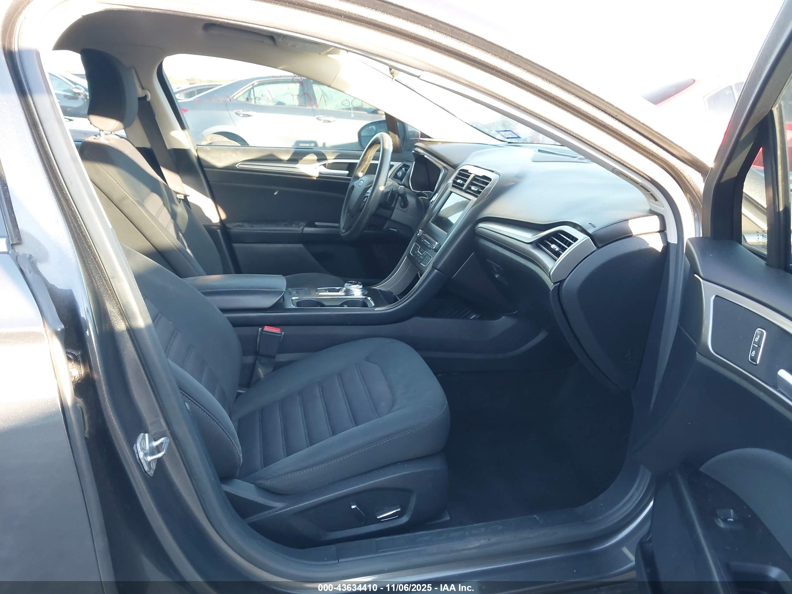 FORD FUSION image 5