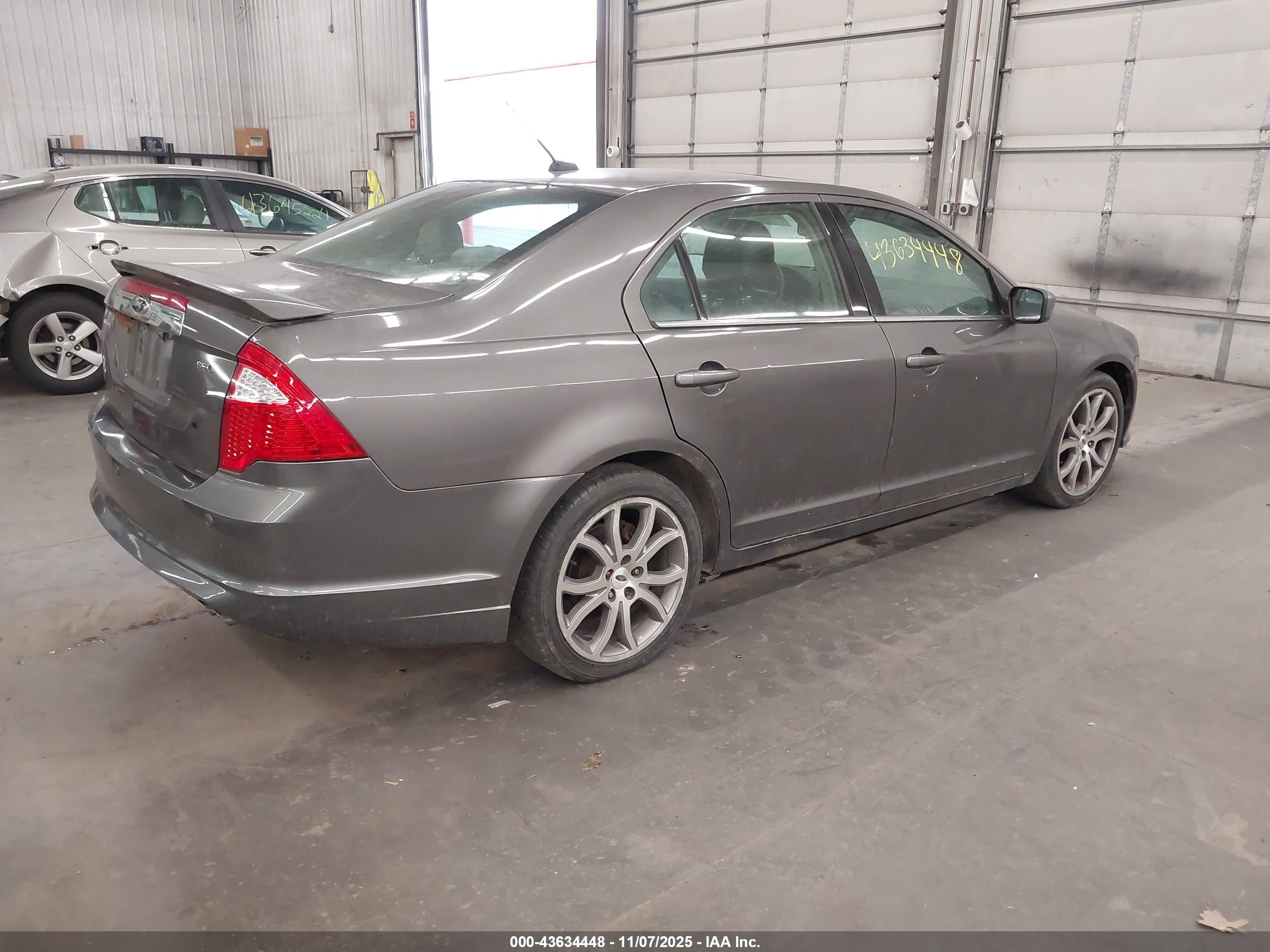 FORD FUSION image 4