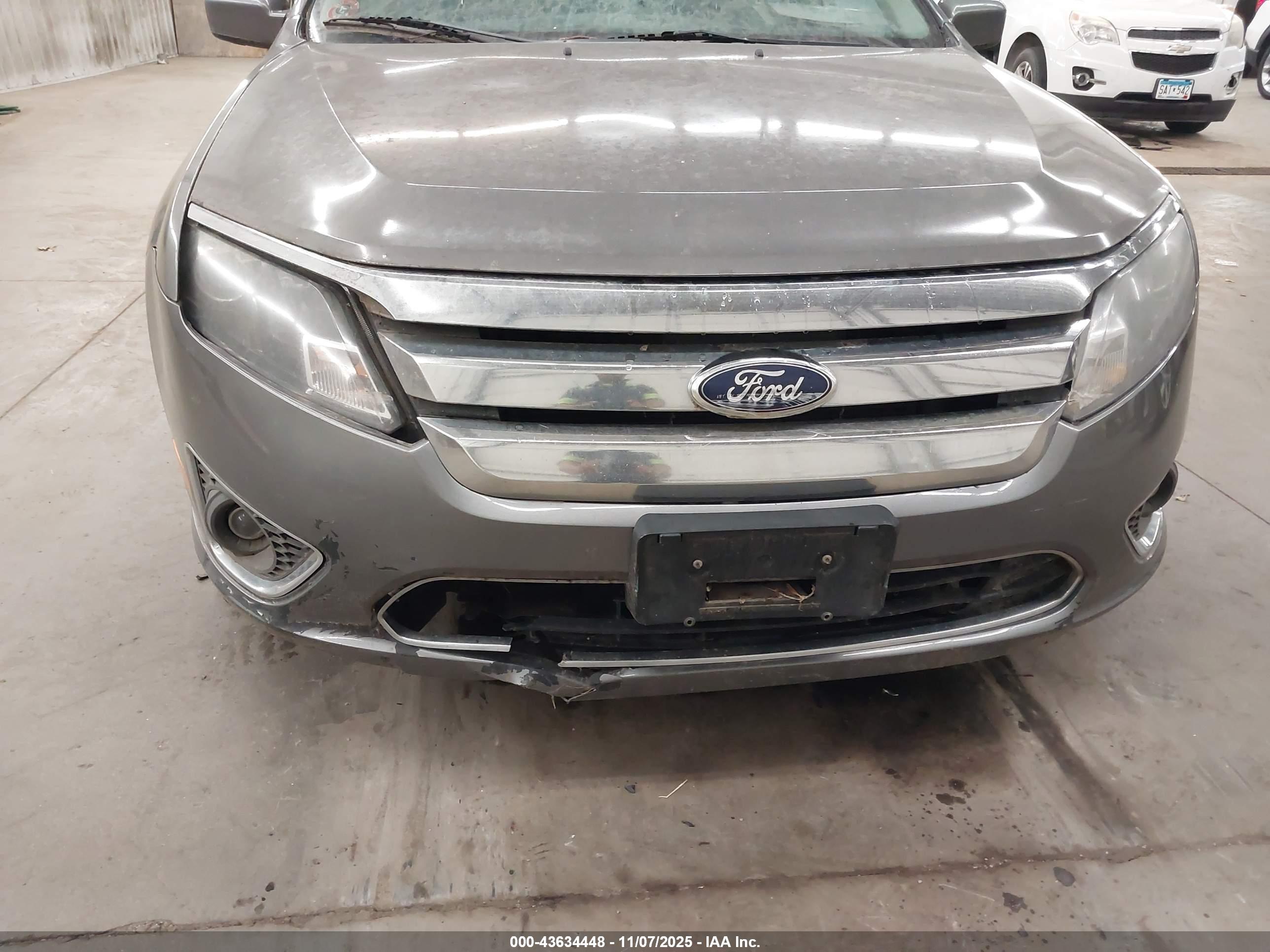 FORD FUSION image 6