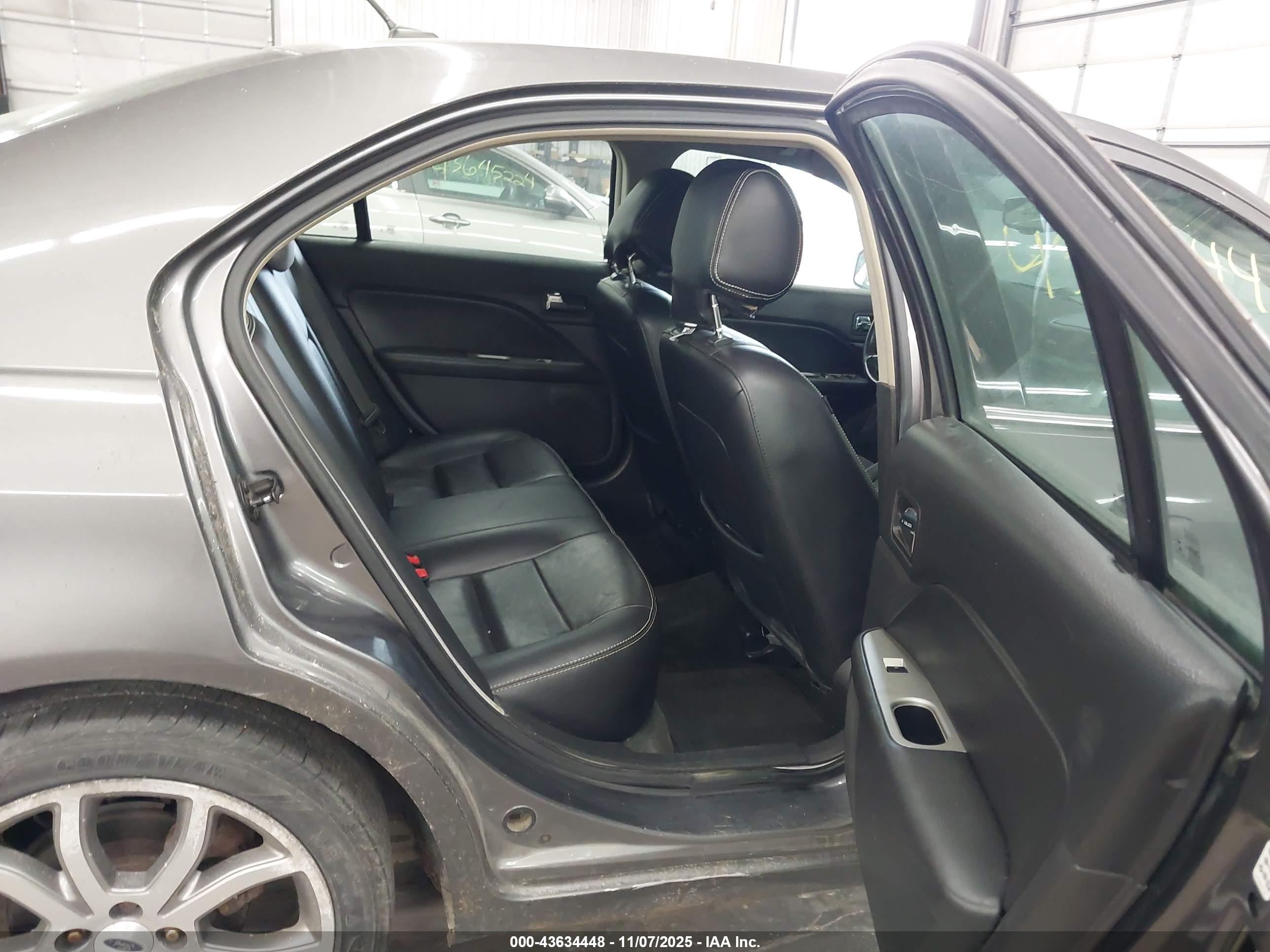 FORD FUSION image 8