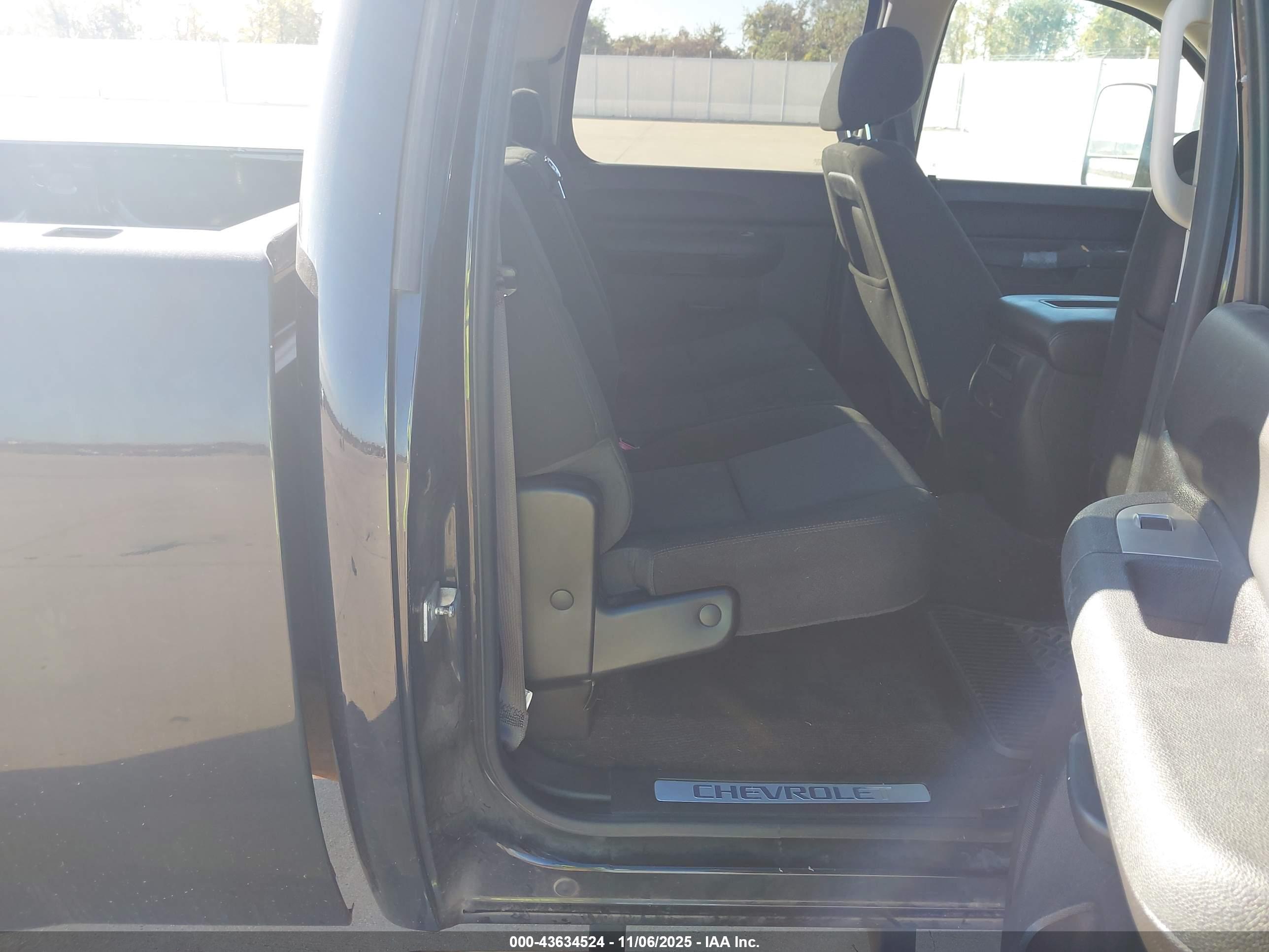 CHEVROLET SILVERADO image 8