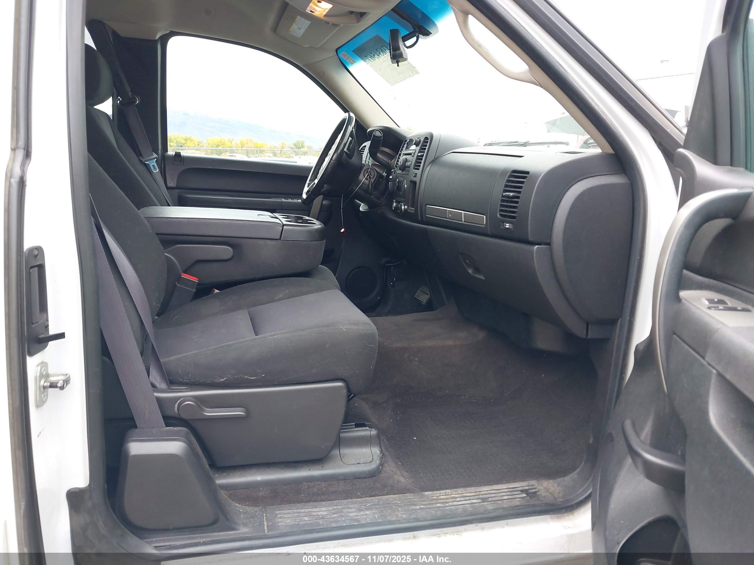 CHEVROLET SILVERADO image 5