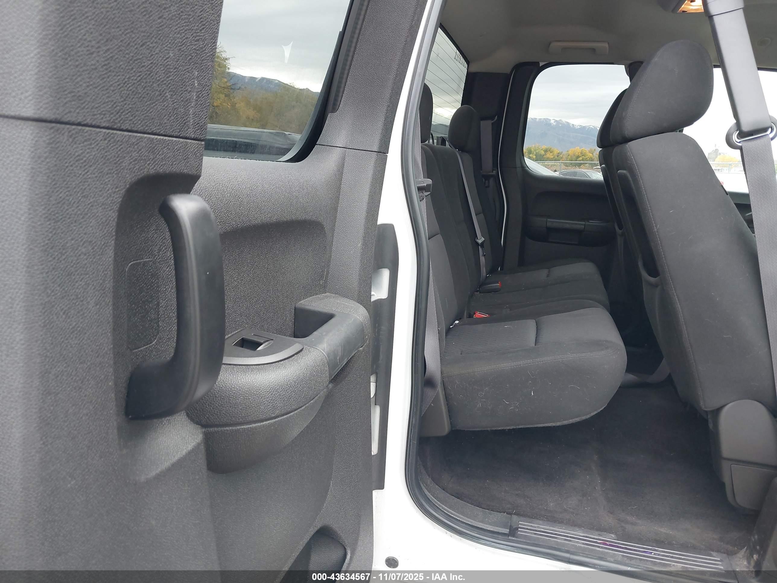 CHEVROLET SILVERADO image 8