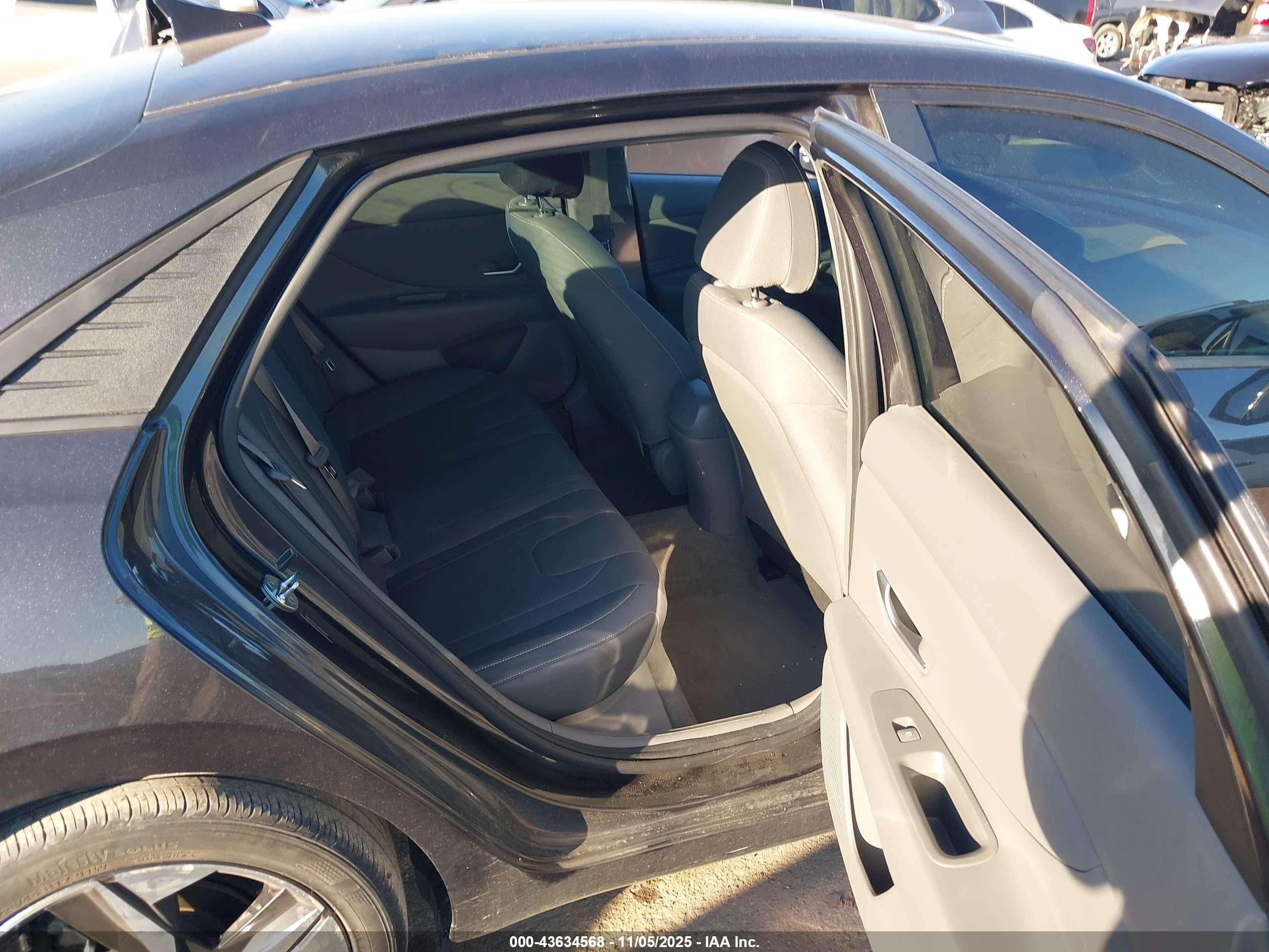 HYUNDAI ELANTRA image 8