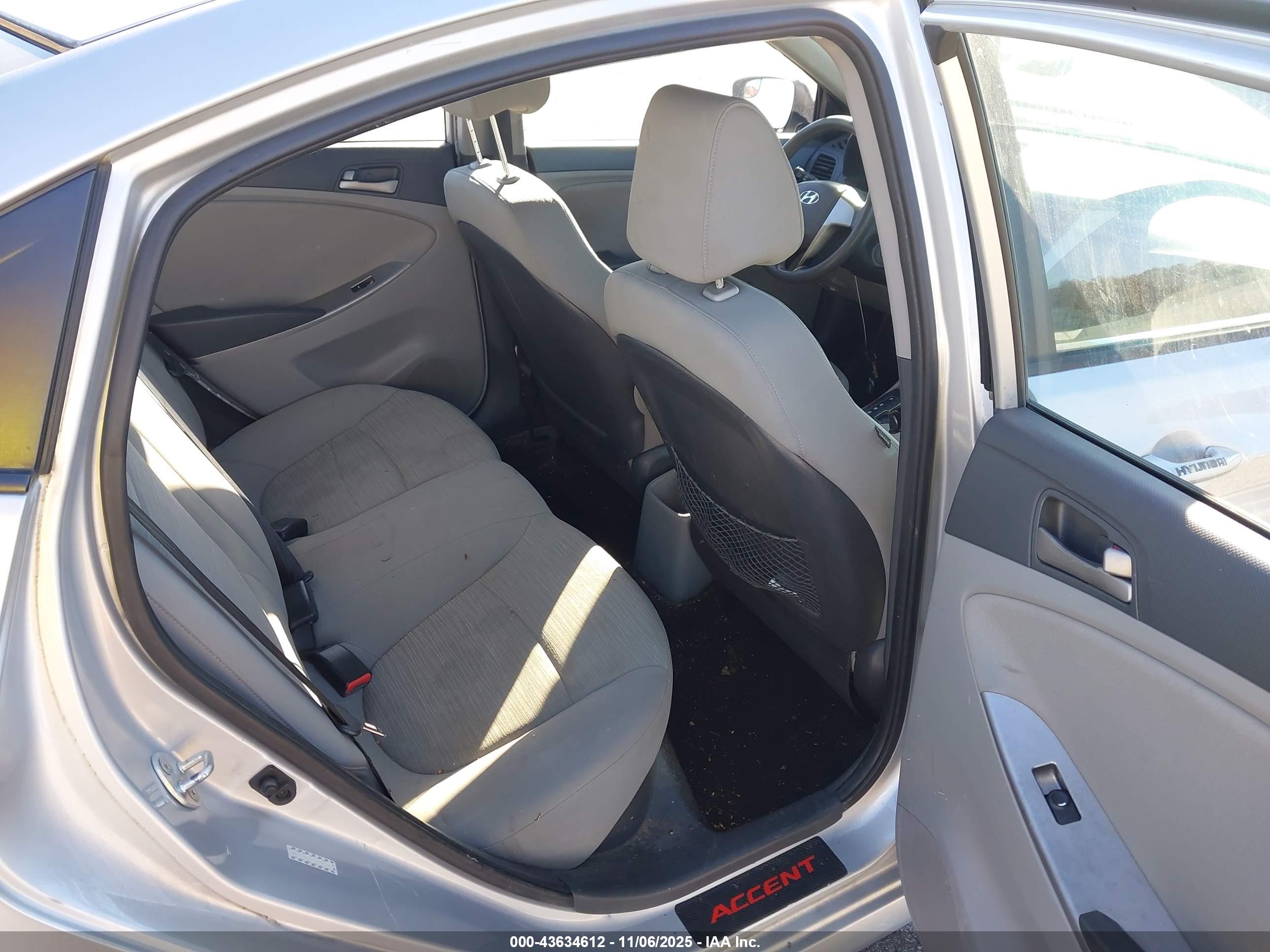 HYUNDAI ACCENT image 8