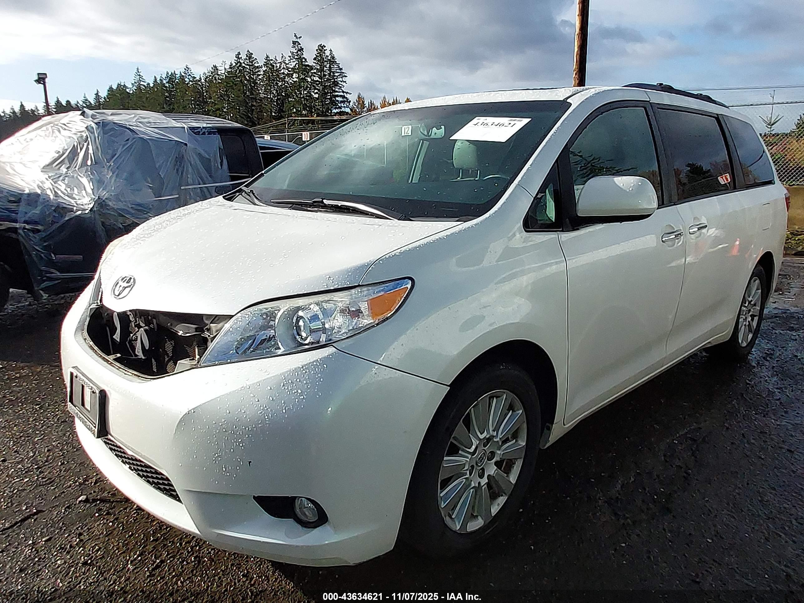 TOYOTA SIENNA image 2
