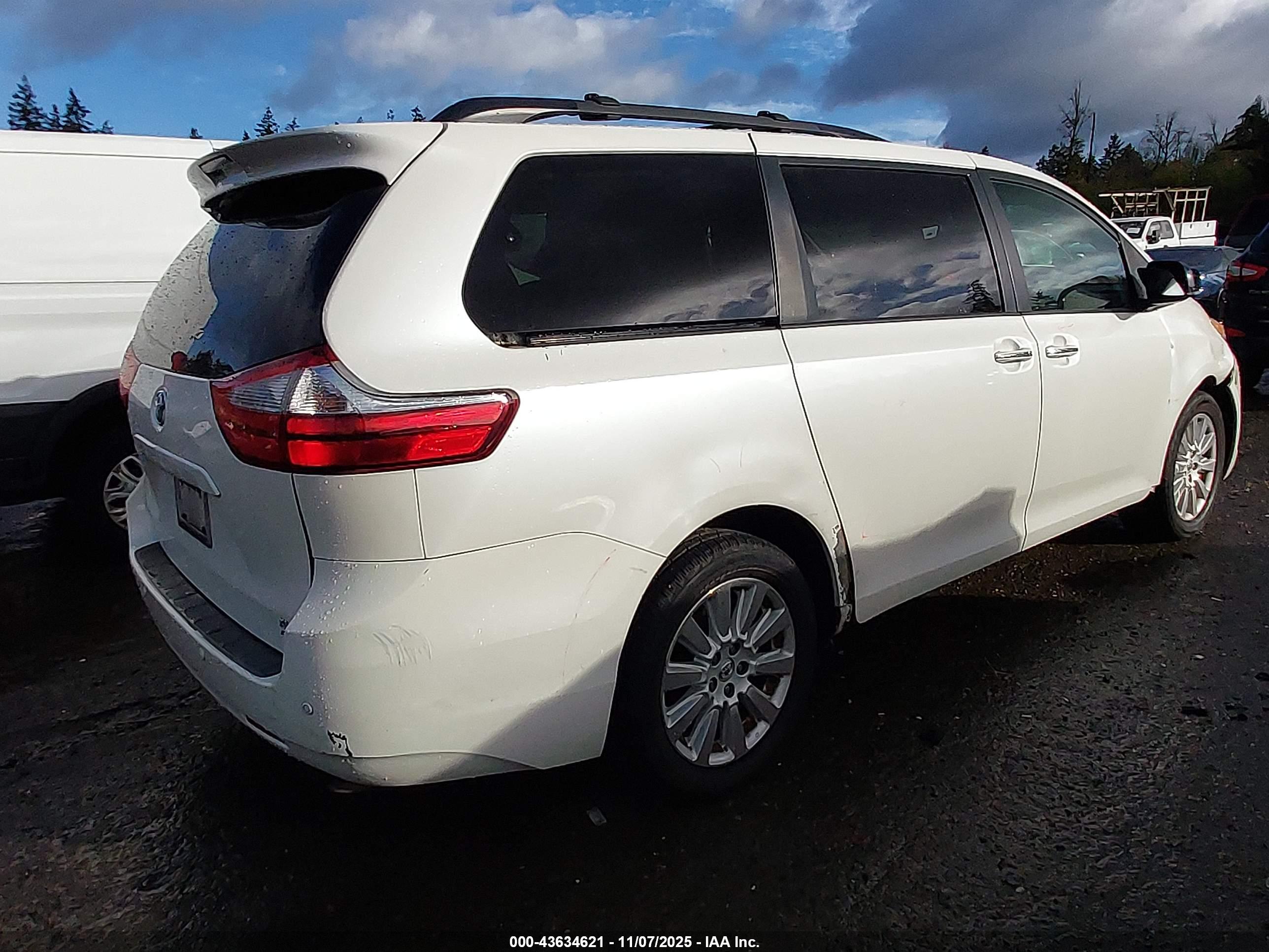 TOYOTA SIENNA image 4