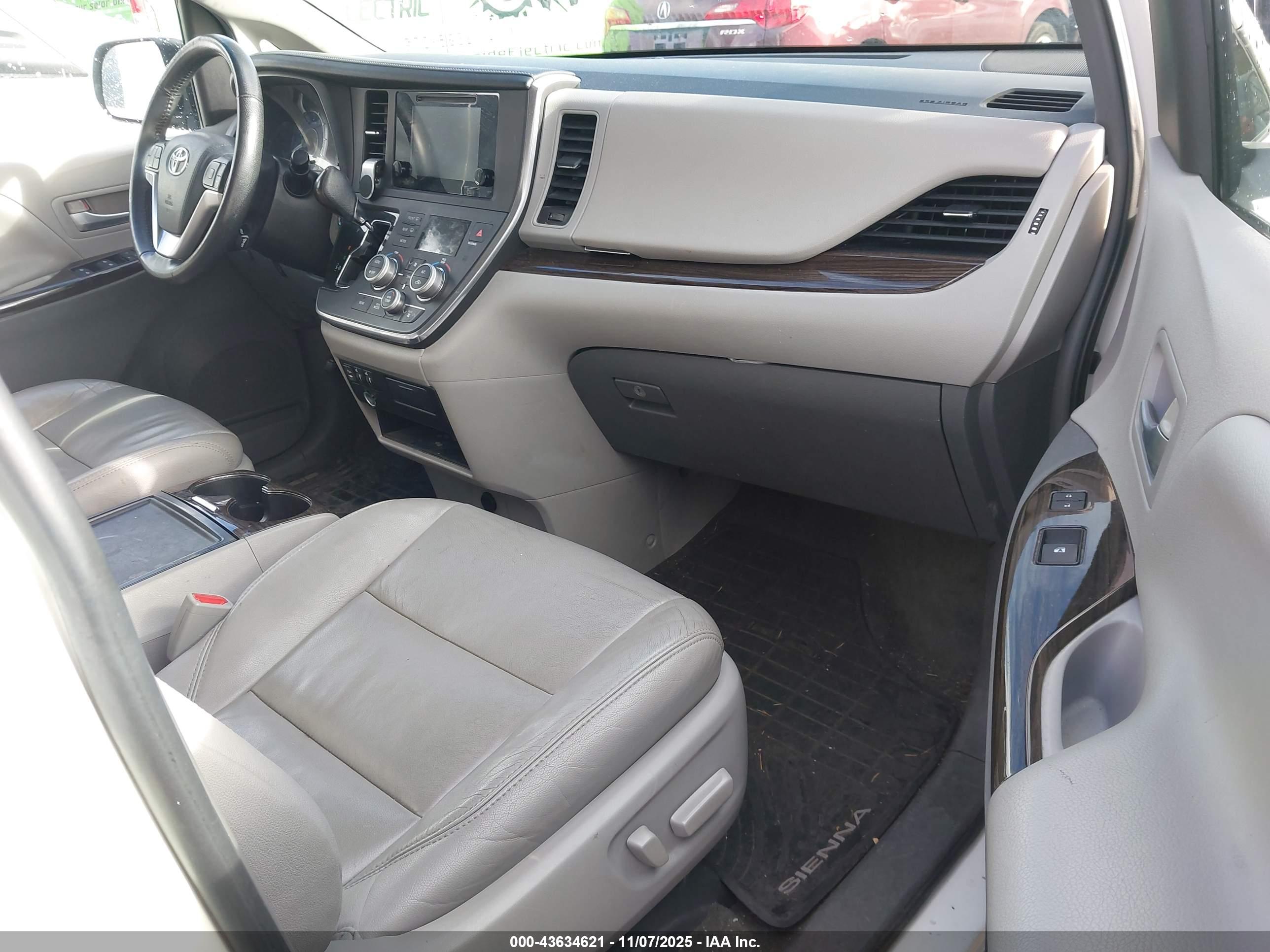 TOYOTA SIENNA image 5