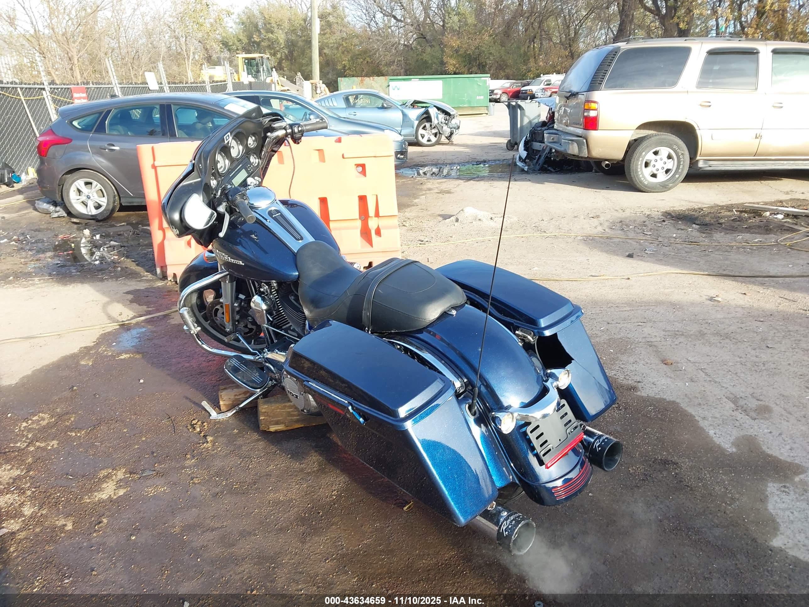 HARLEY-DAVIDSON FLHX image 3