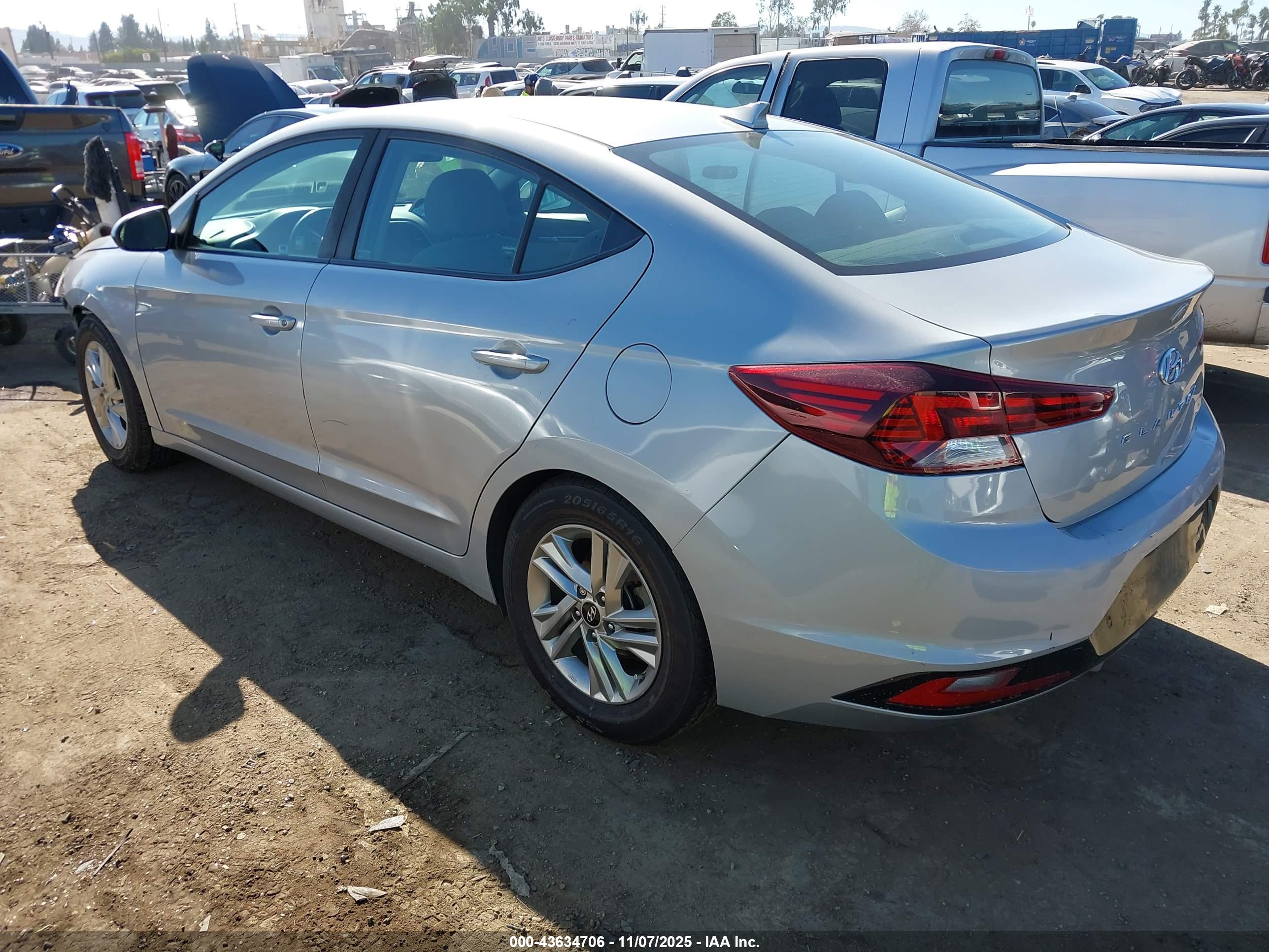 HYUNDAI ELANTRA image 3