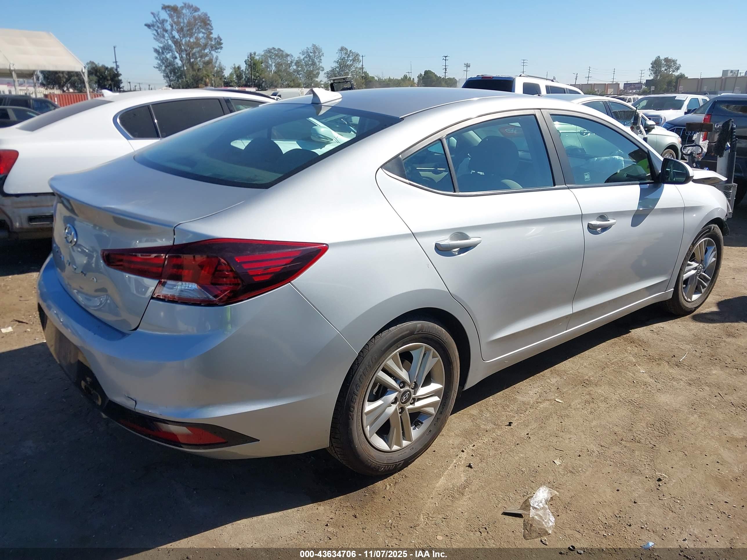 HYUNDAI ELANTRA image 4