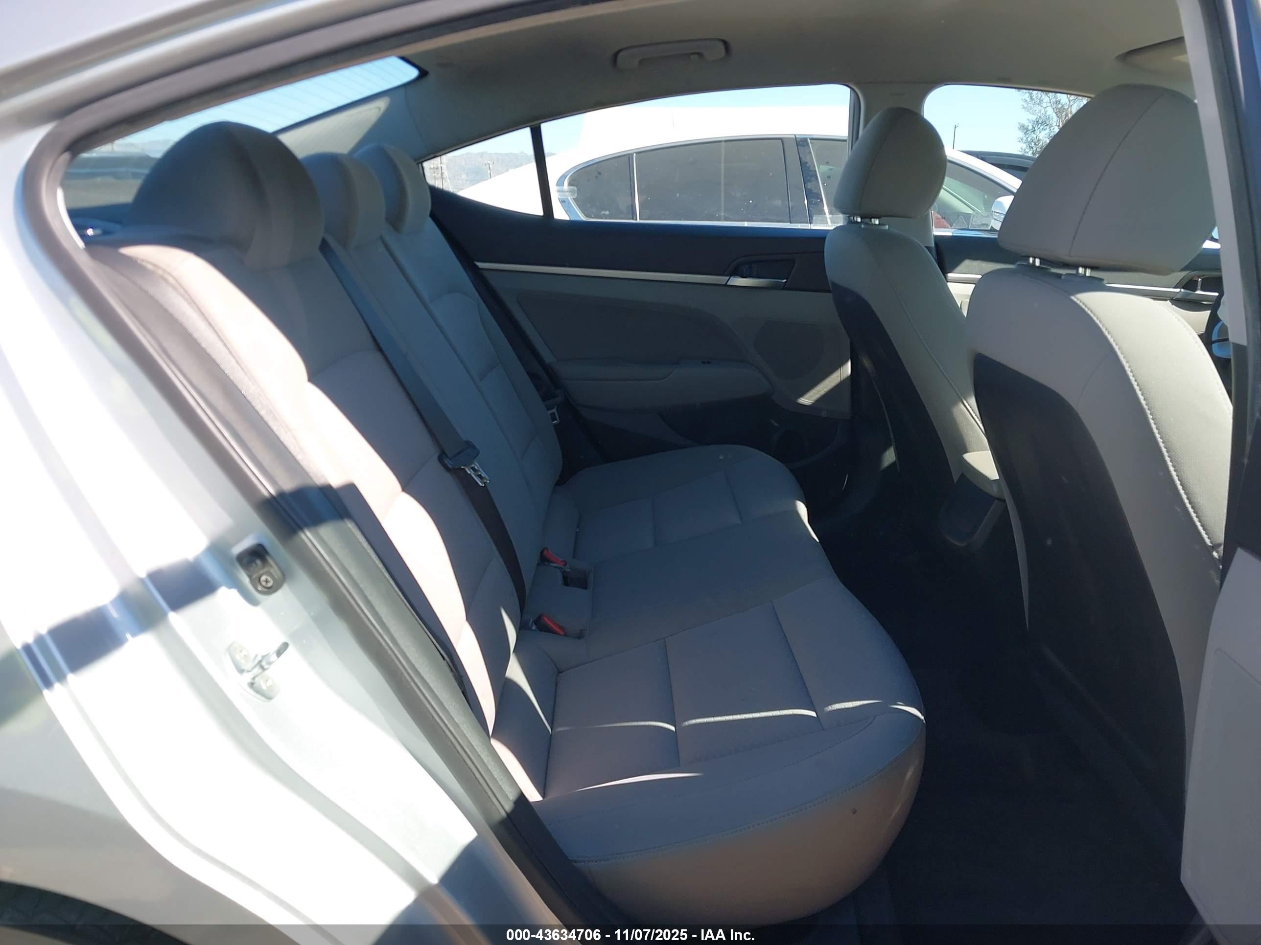 HYUNDAI ELANTRA image 8