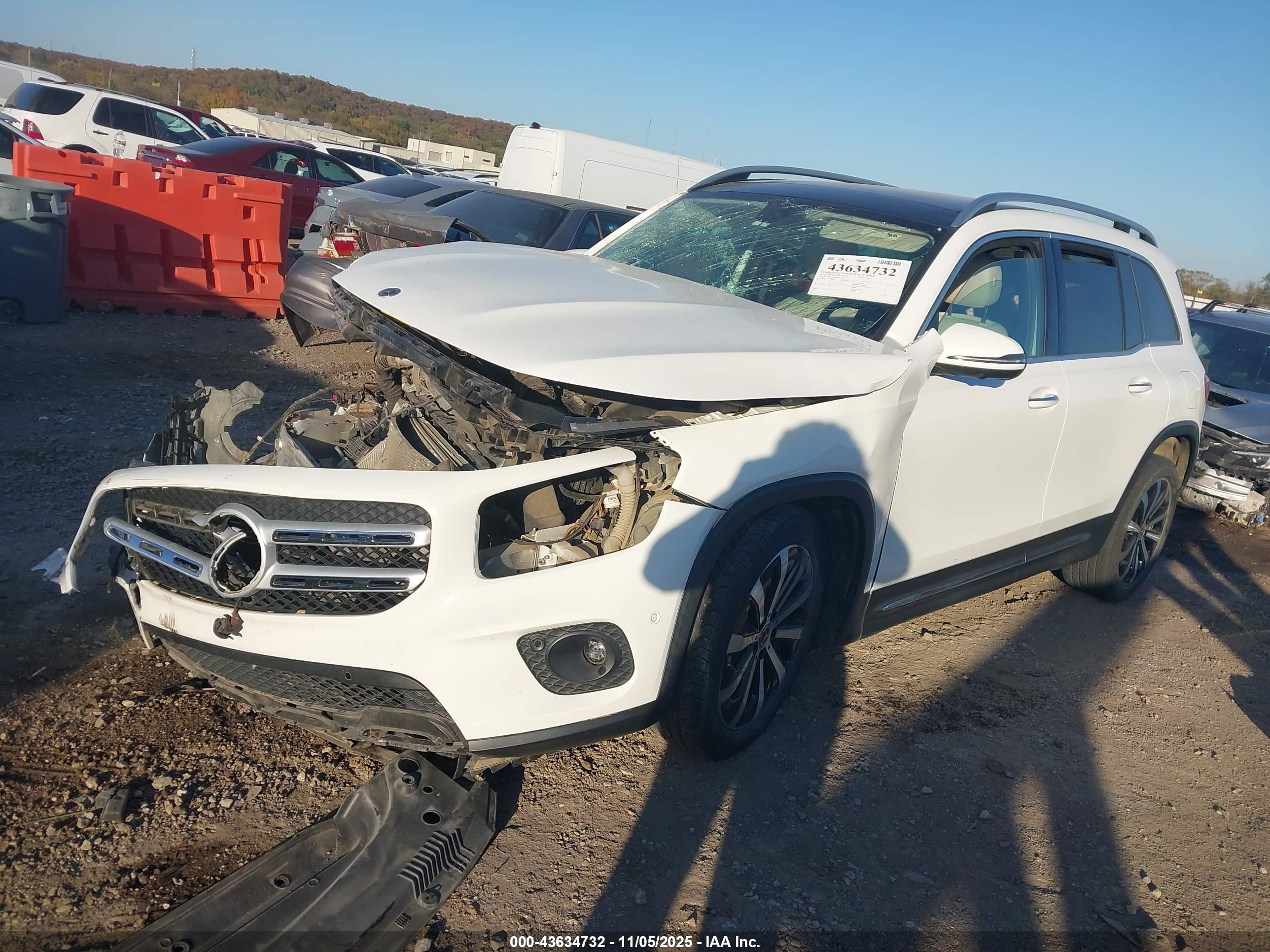 MERCEDES-BENZ GLB image 2