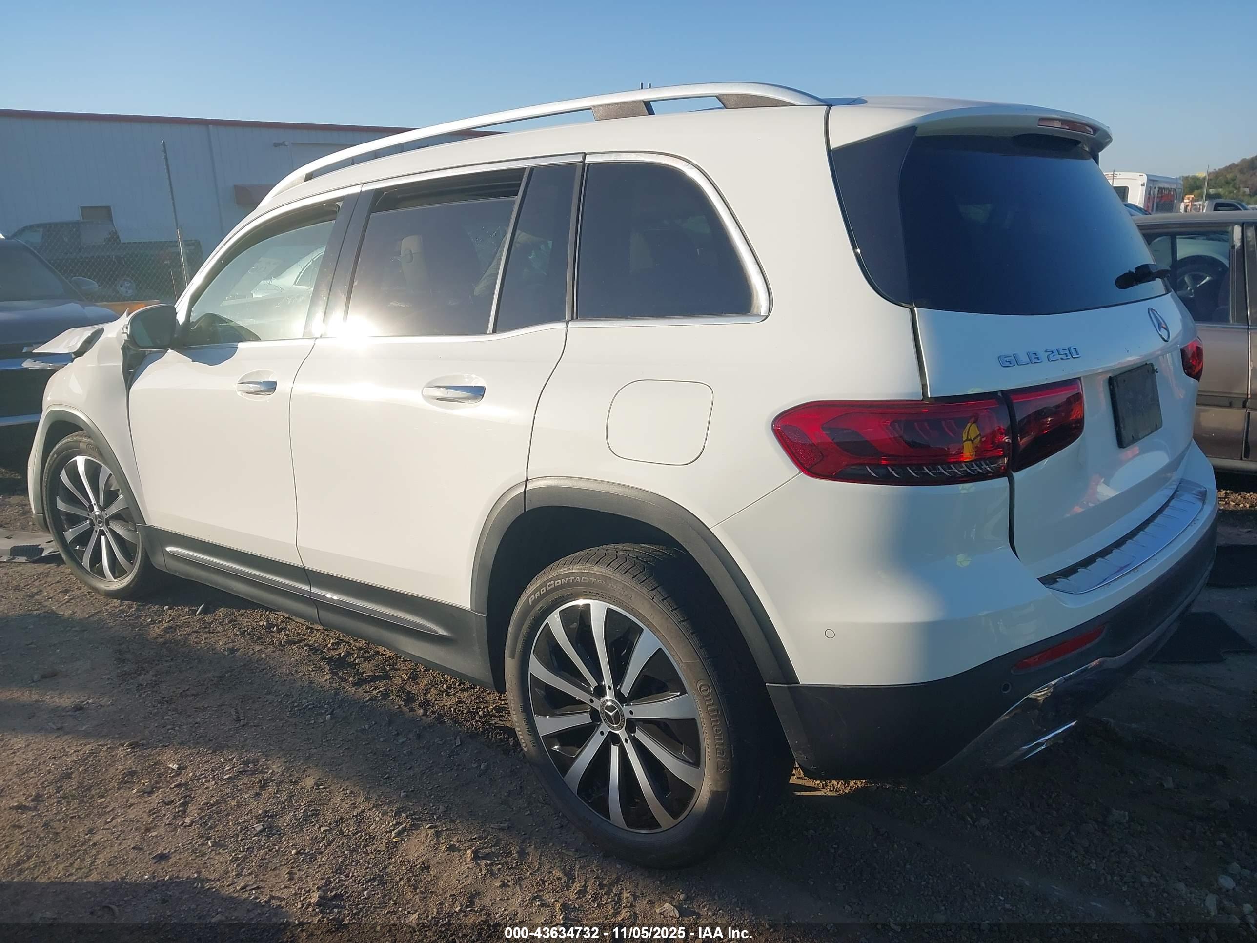 MERCEDES-BENZ GLB image 3