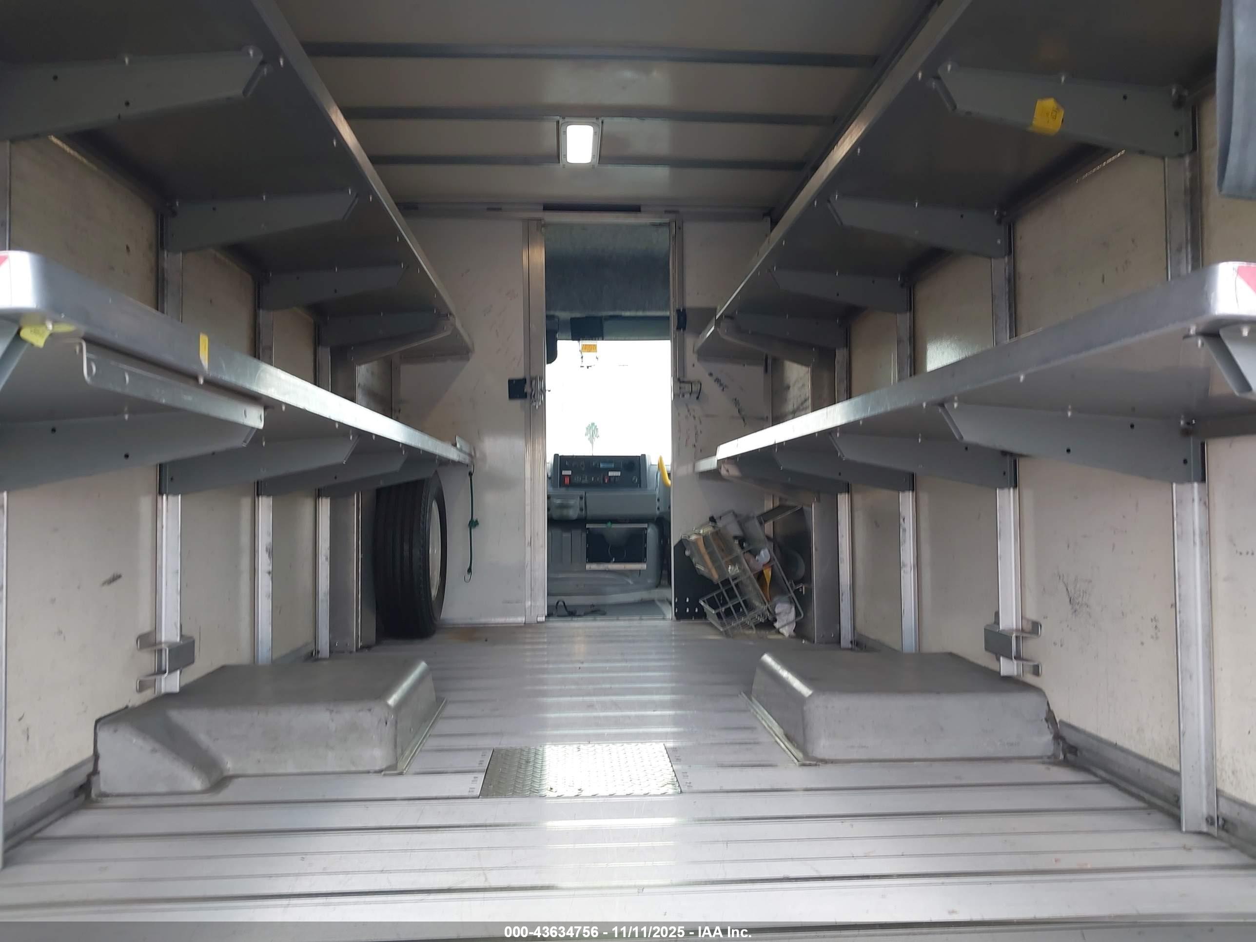 ISUZU REACH image 7