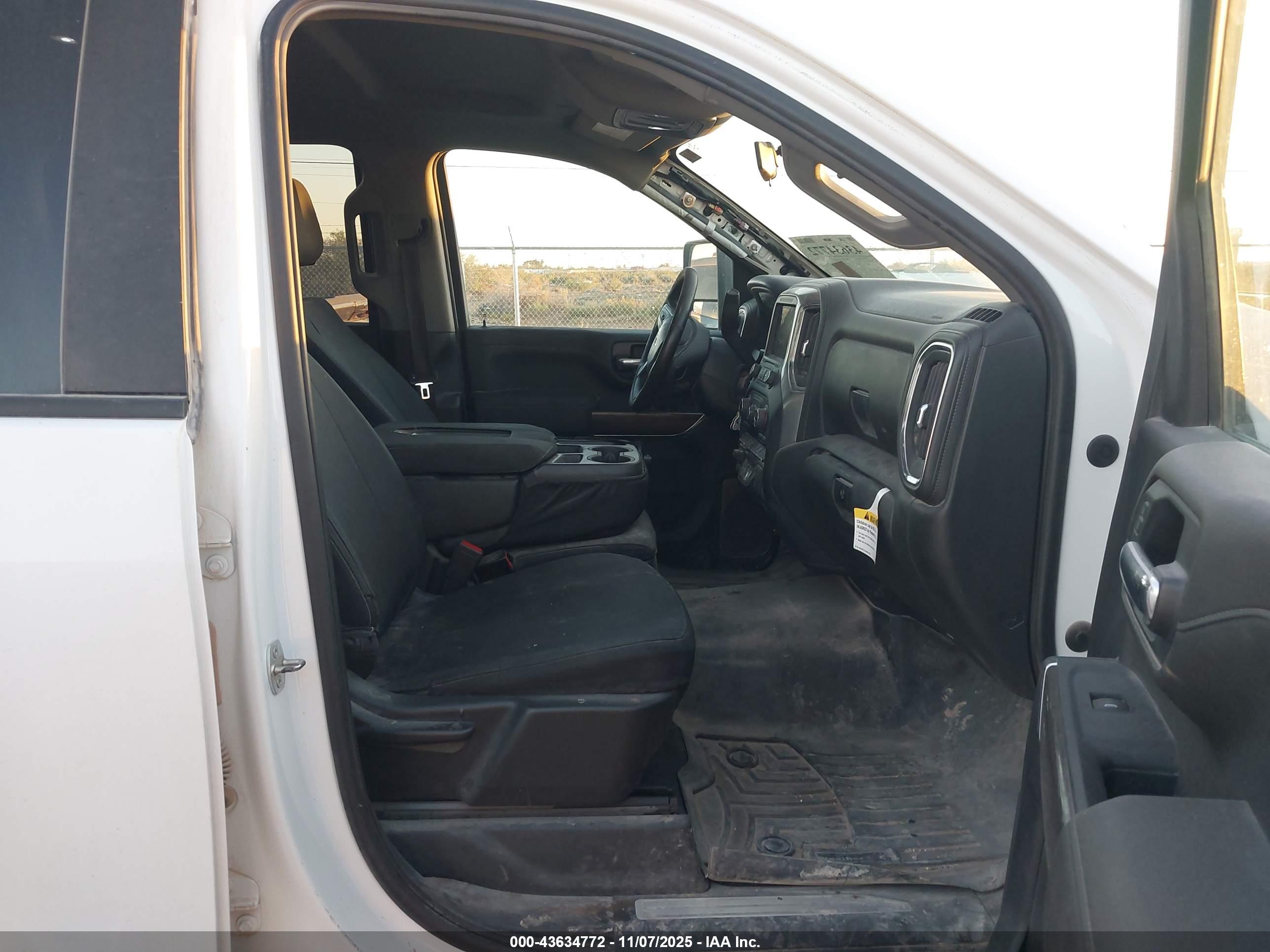 CHEVROLET SILVERADO image 5