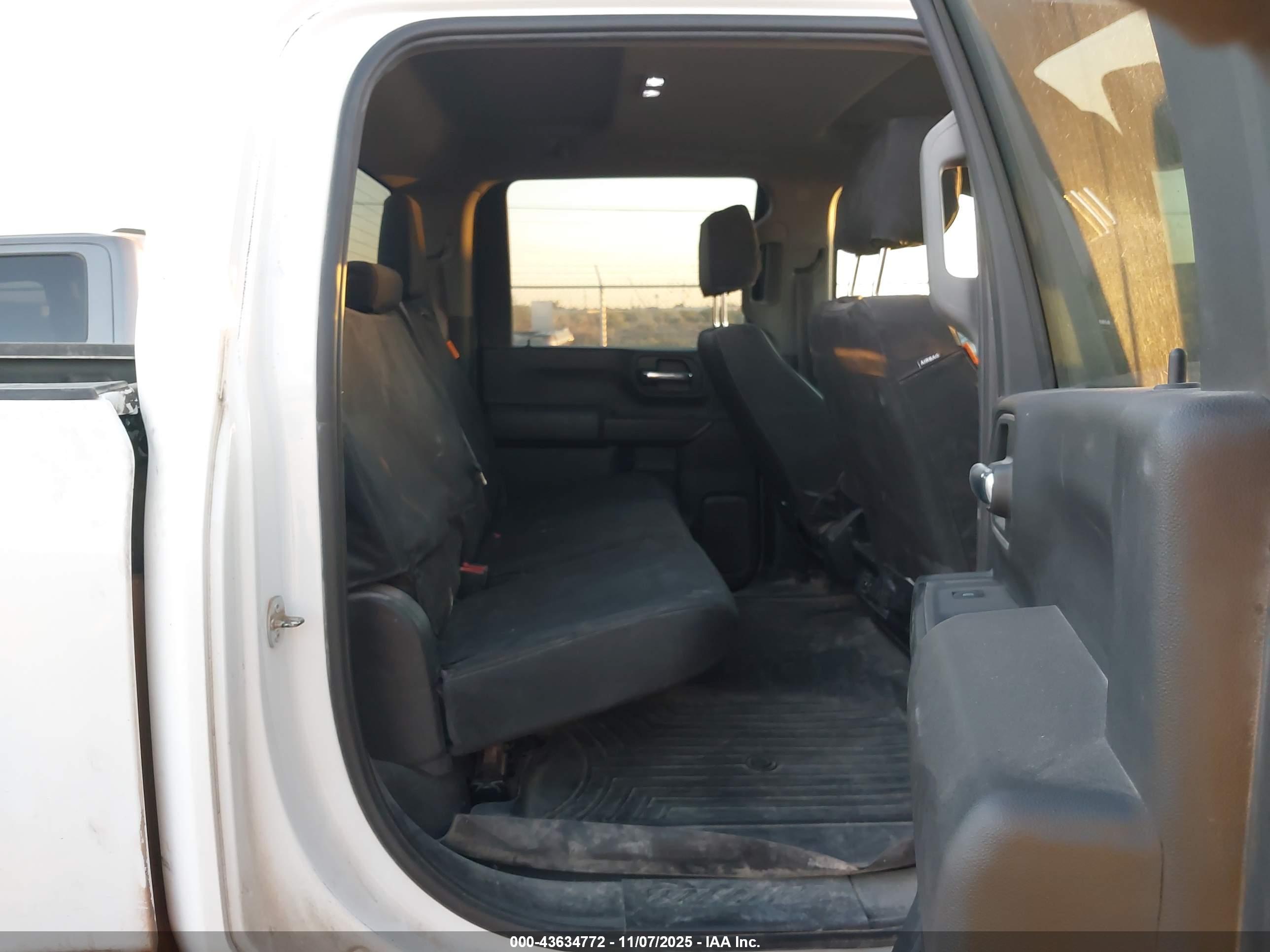 CHEVROLET SILVERADO image 8