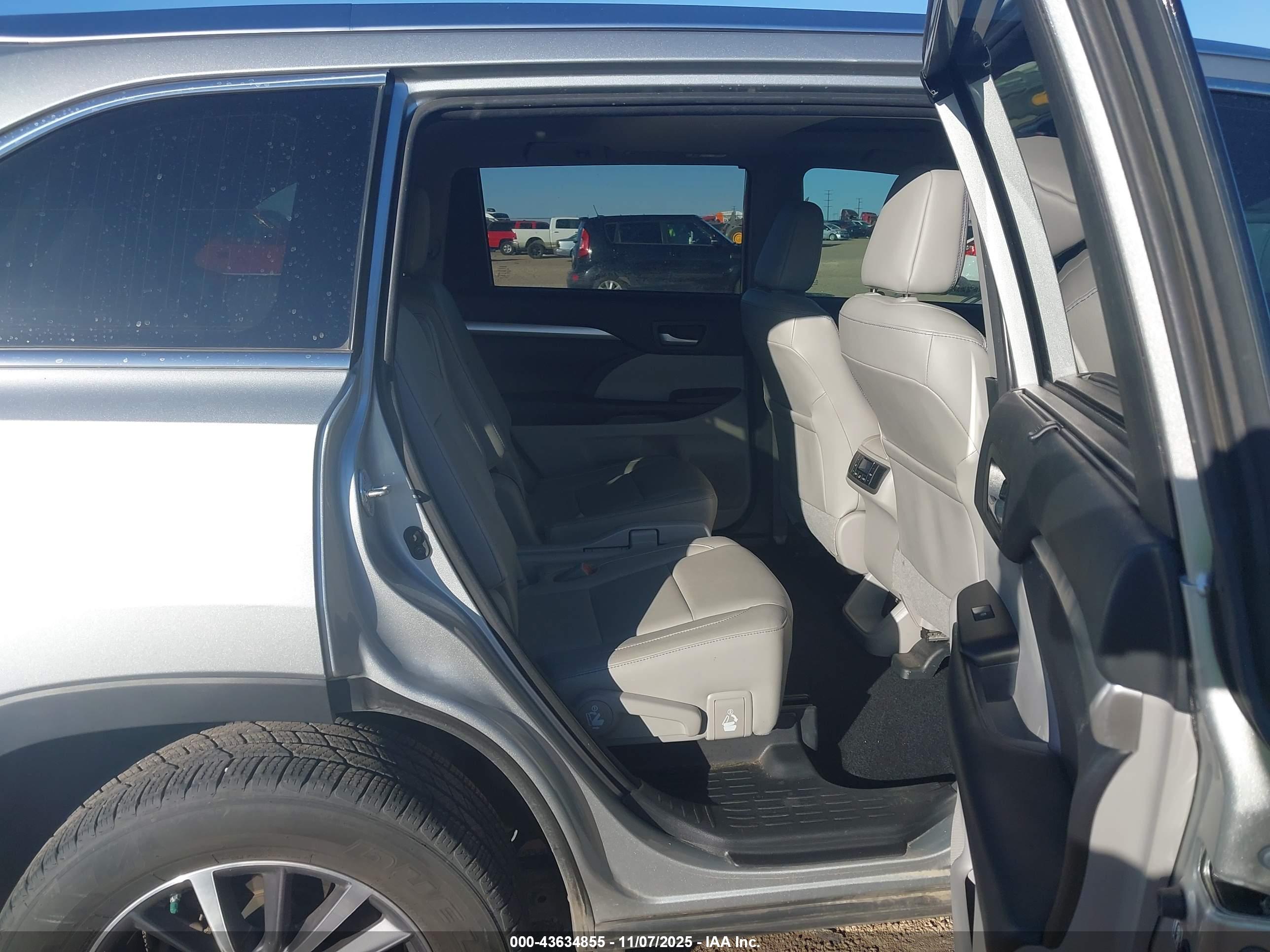 TOYOTA HIGHLANDER image 8