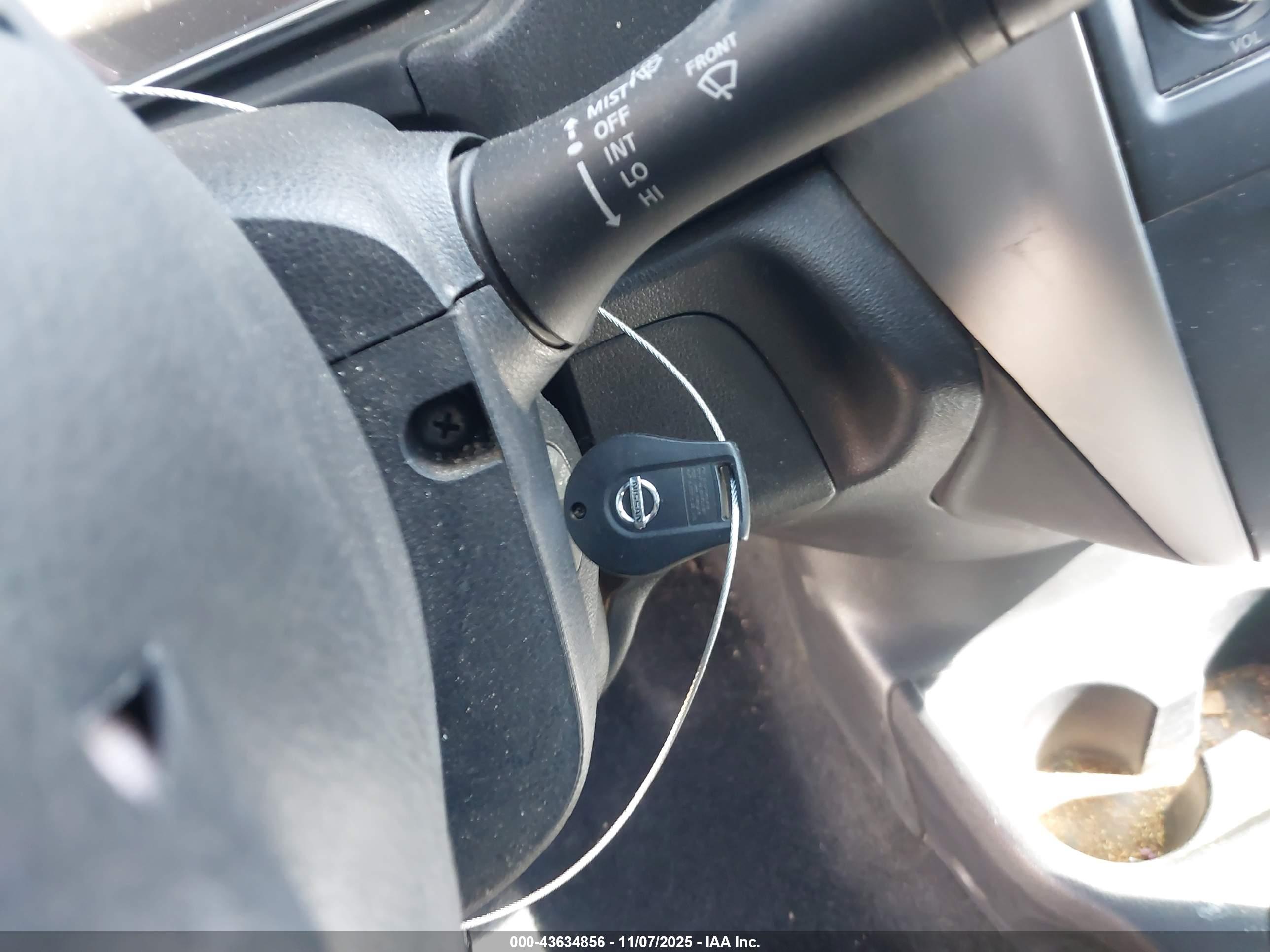 NISSAN VERSA image 11