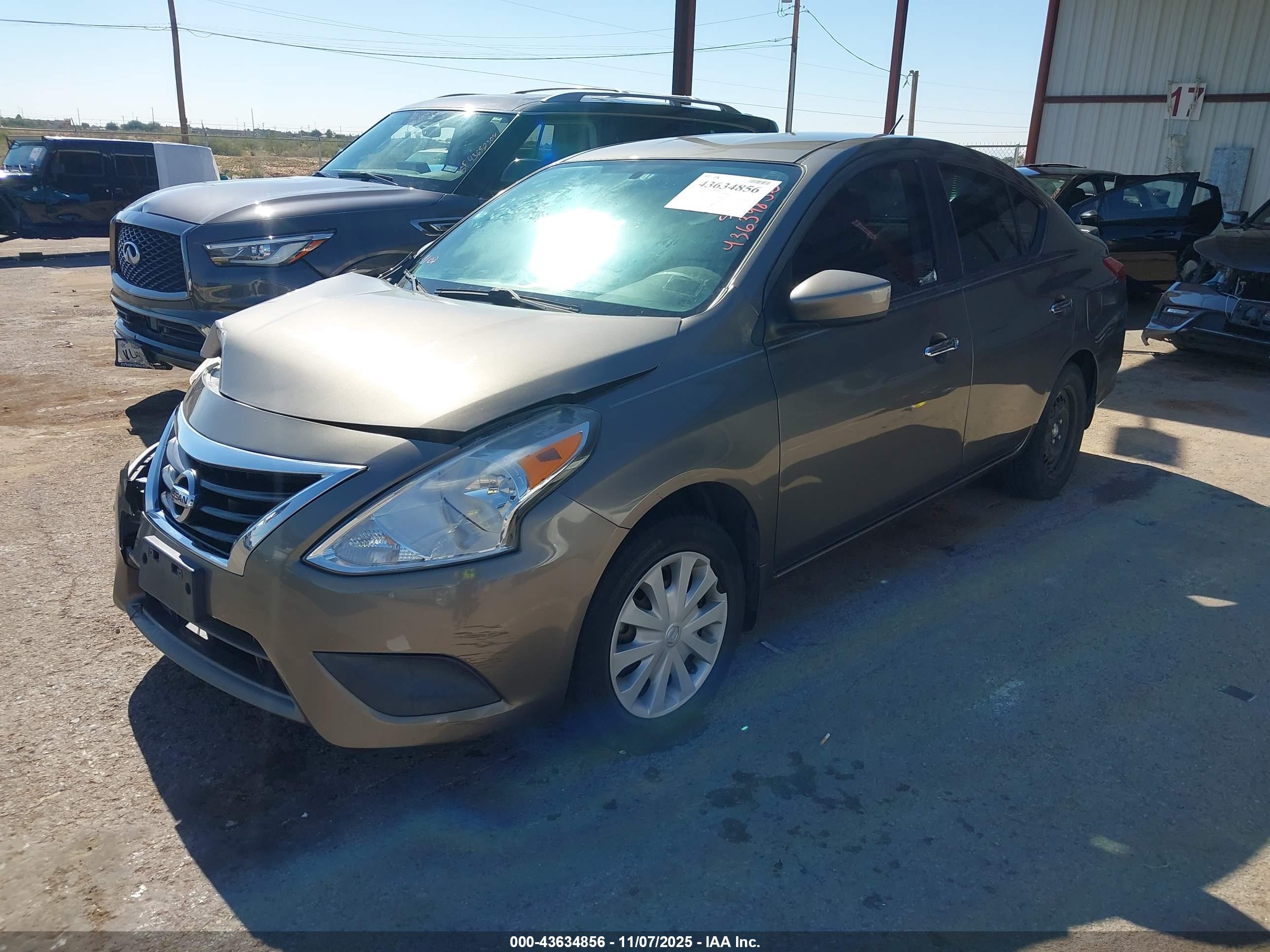 NISSAN VERSA image 2