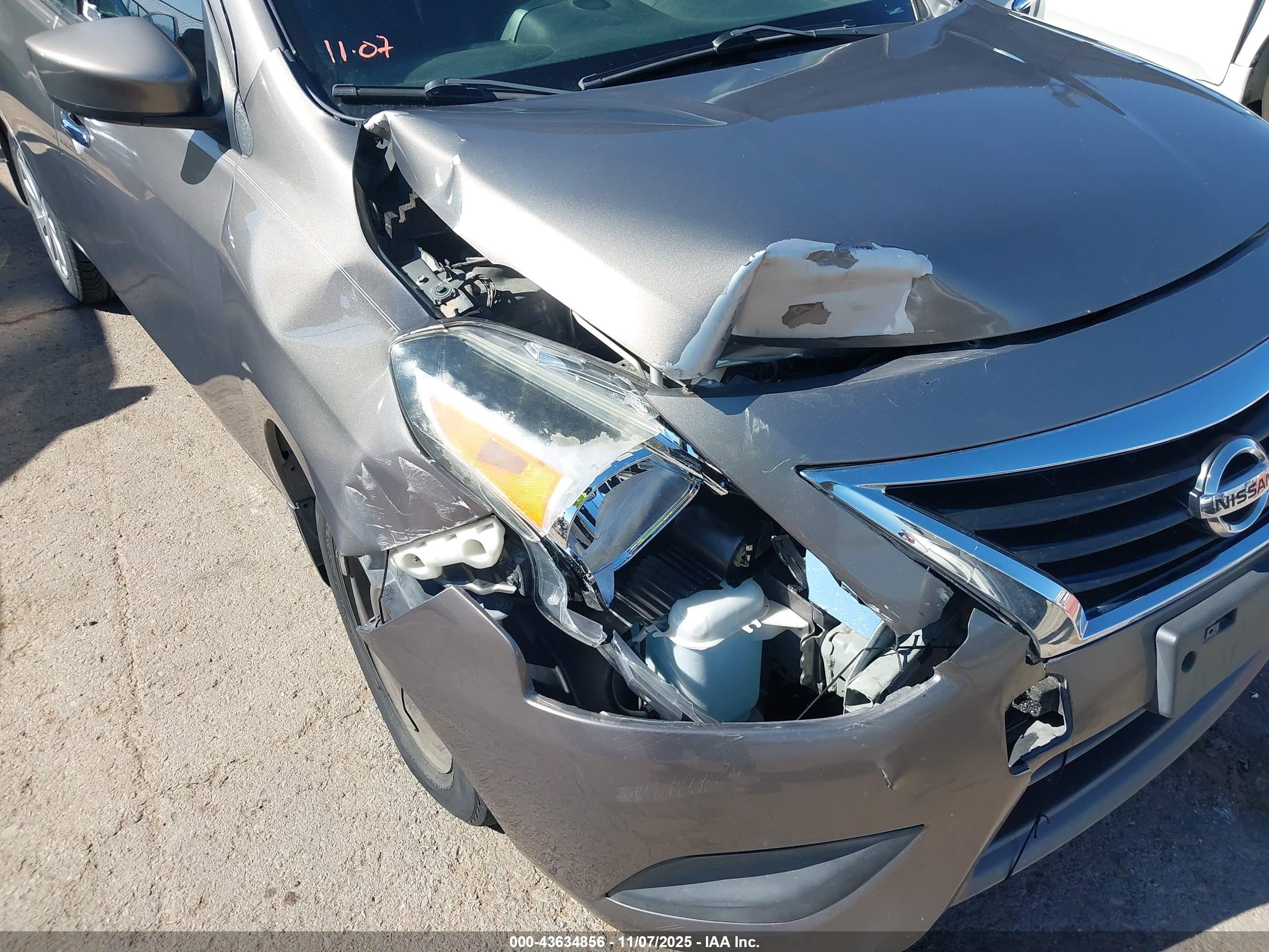 NISSAN VERSA image 6