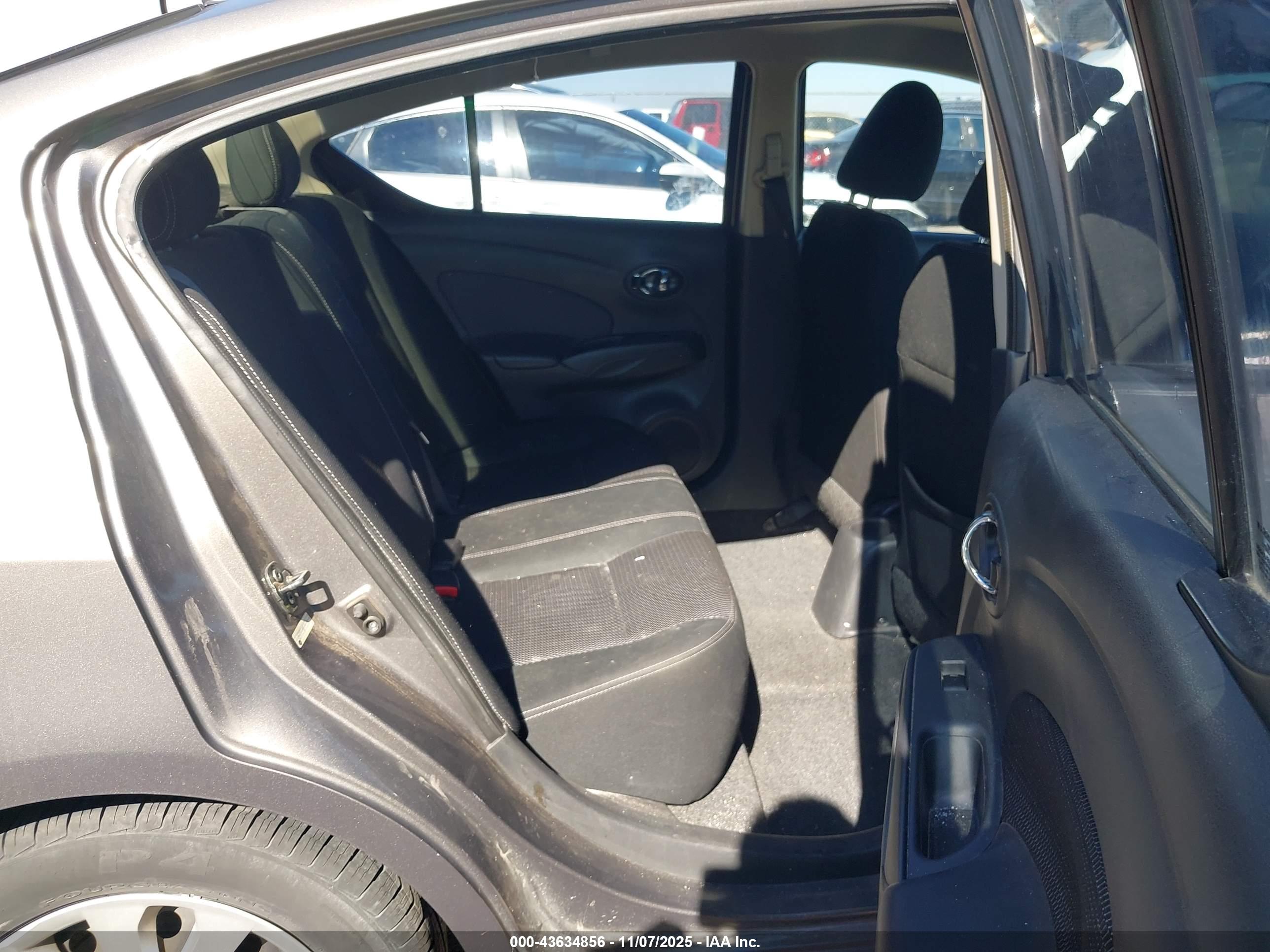 NISSAN VERSA image 8