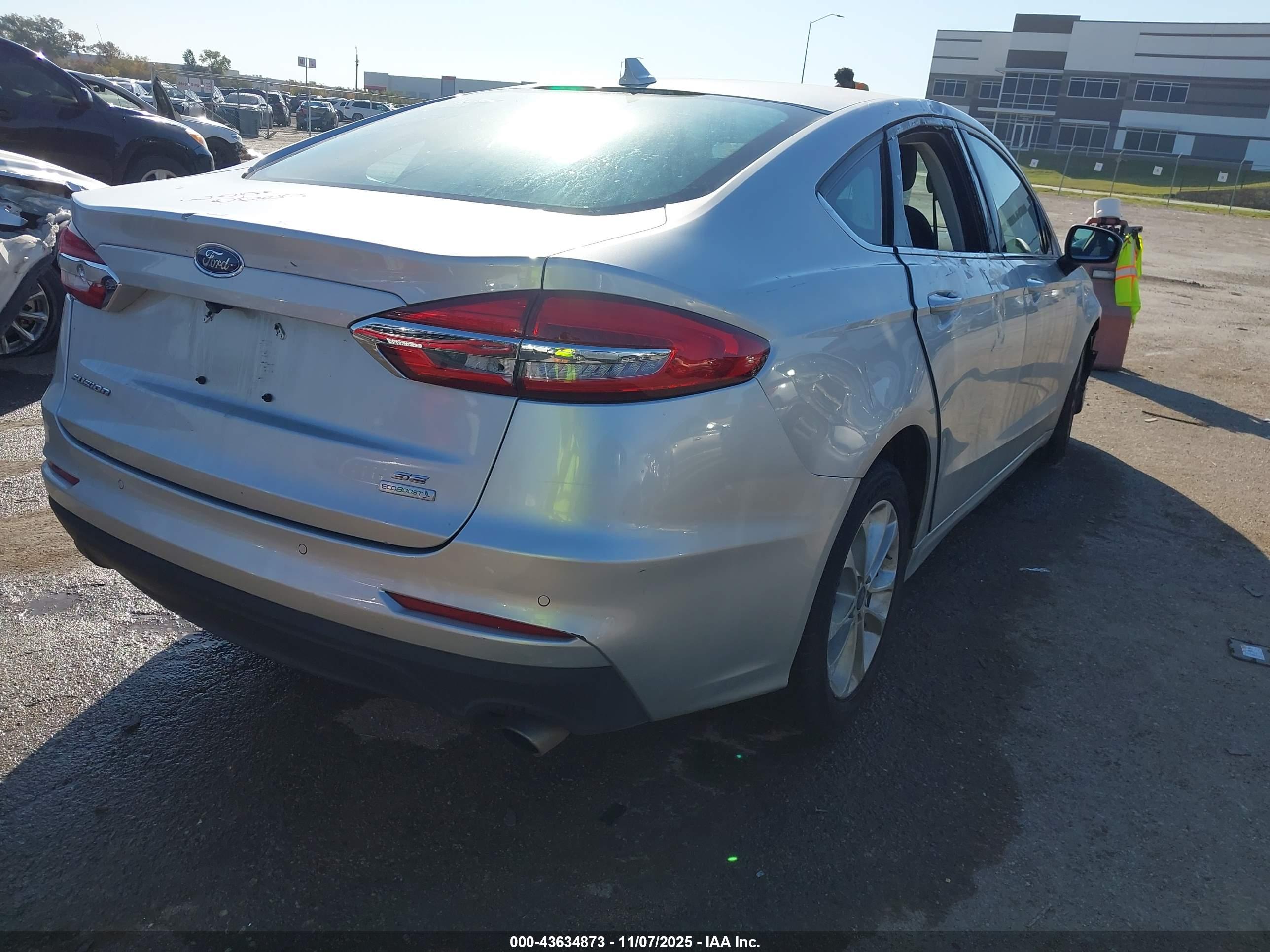 FORD FUSION image 4