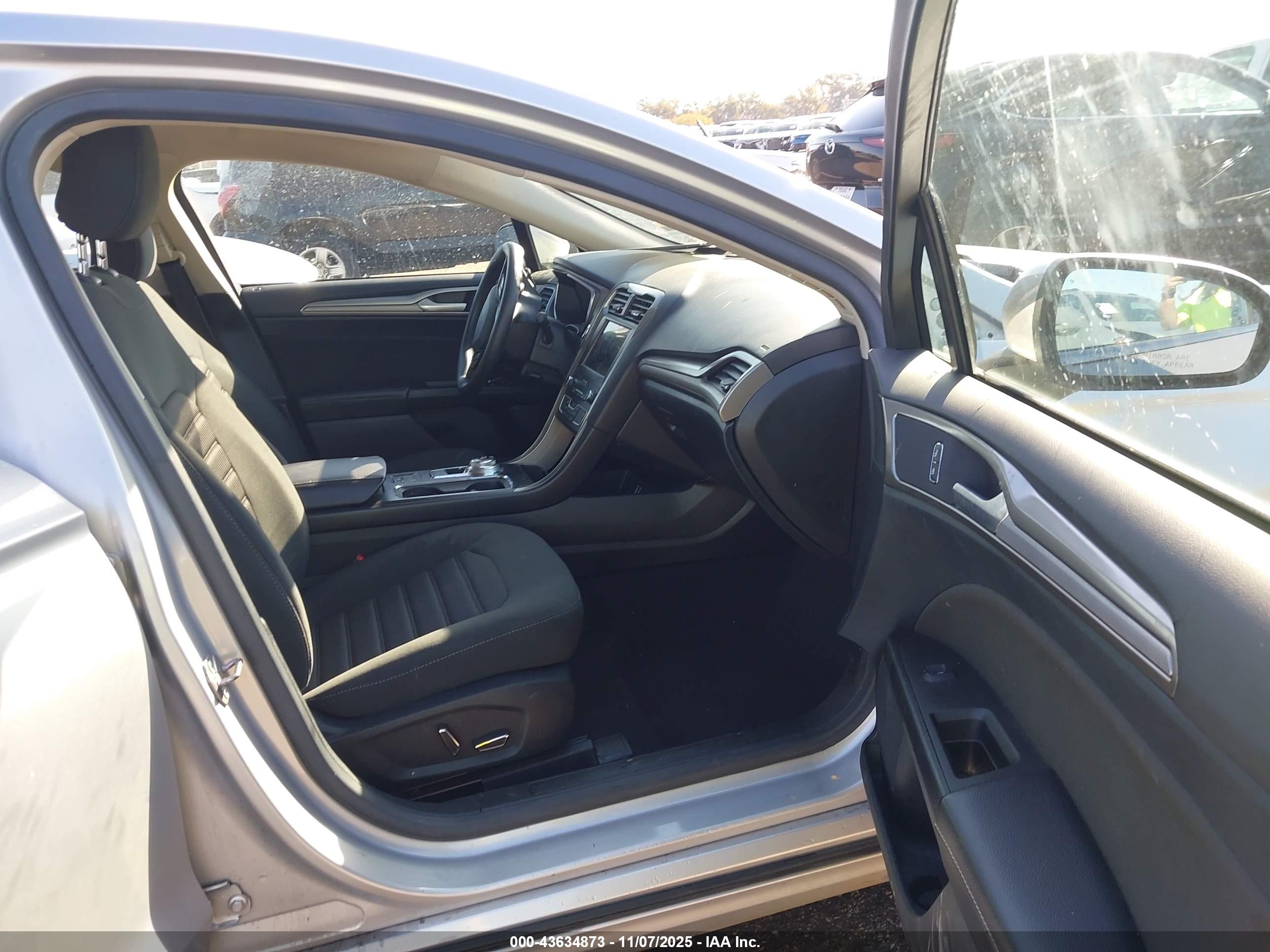 FORD FUSION image 5
