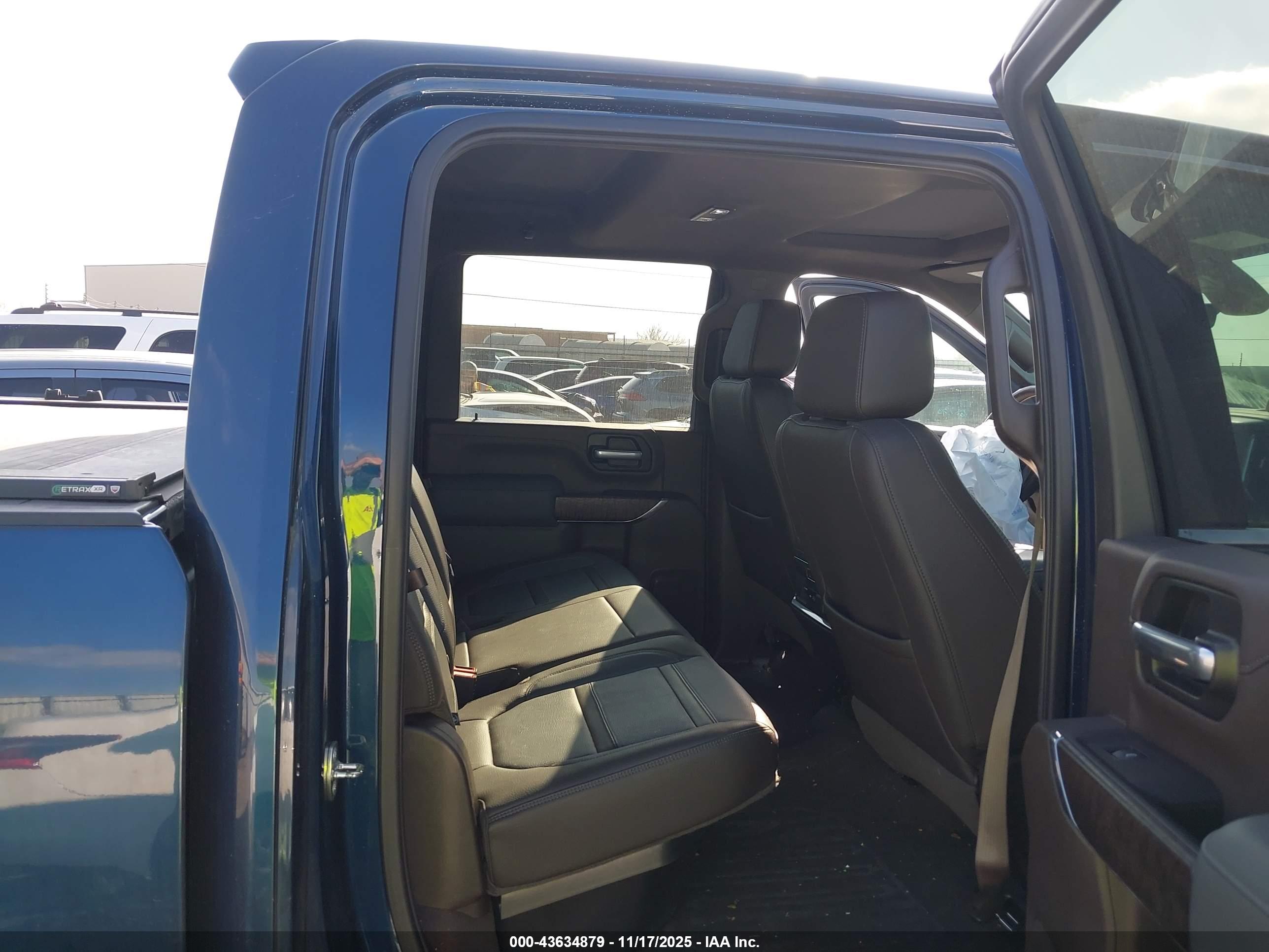 GMC SIERRA image 7