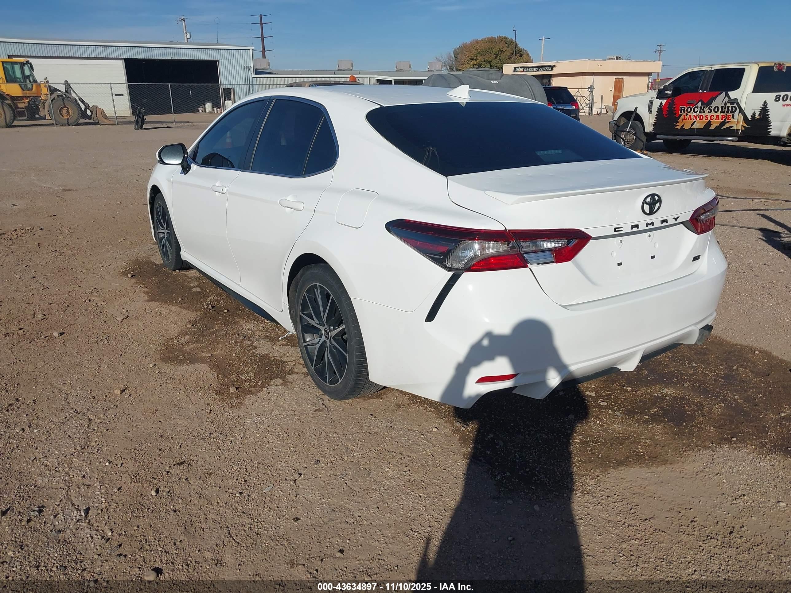 TOYOTA CAMRY image 3