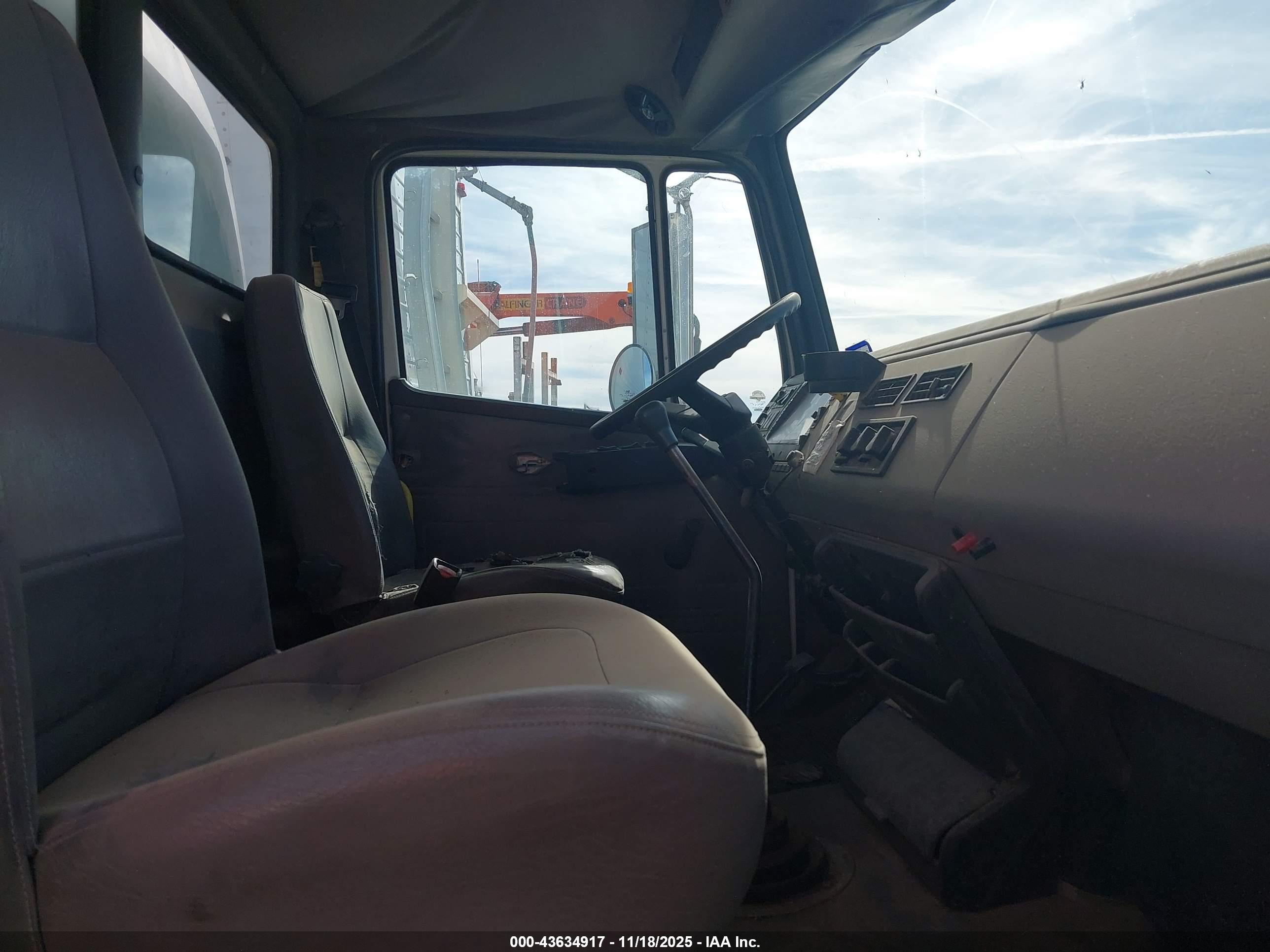 FREIGHTLINER MEDIUM image 7