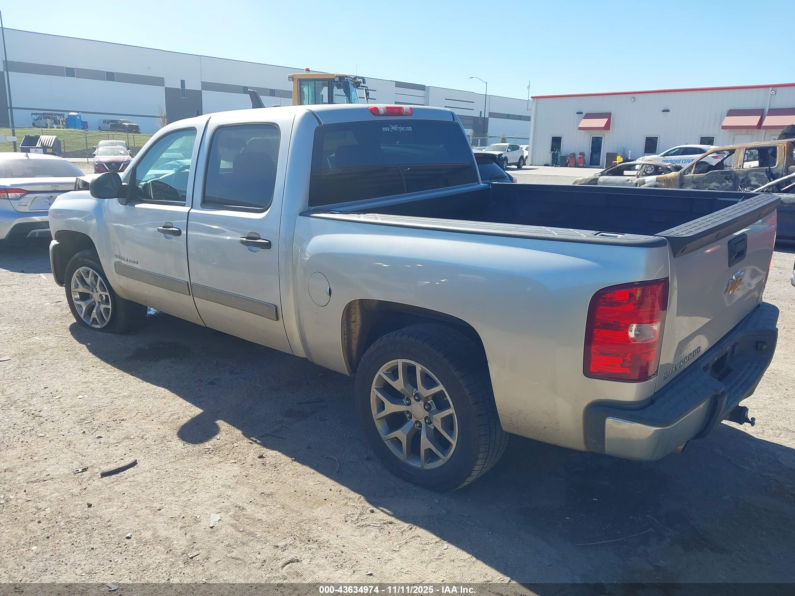 CHEVROLET SILVERADO image 3