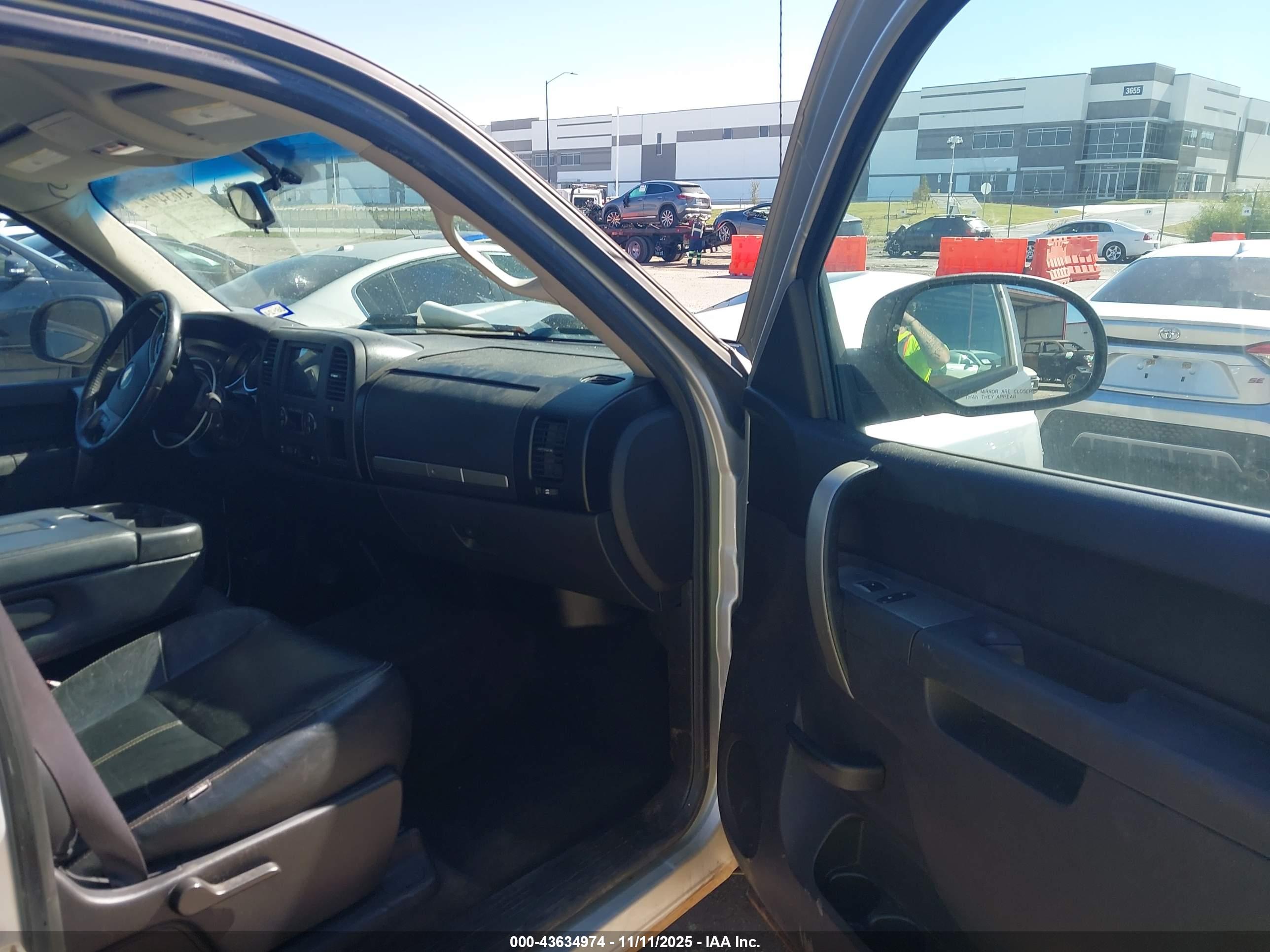 CHEVROLET SILVERADO image 5