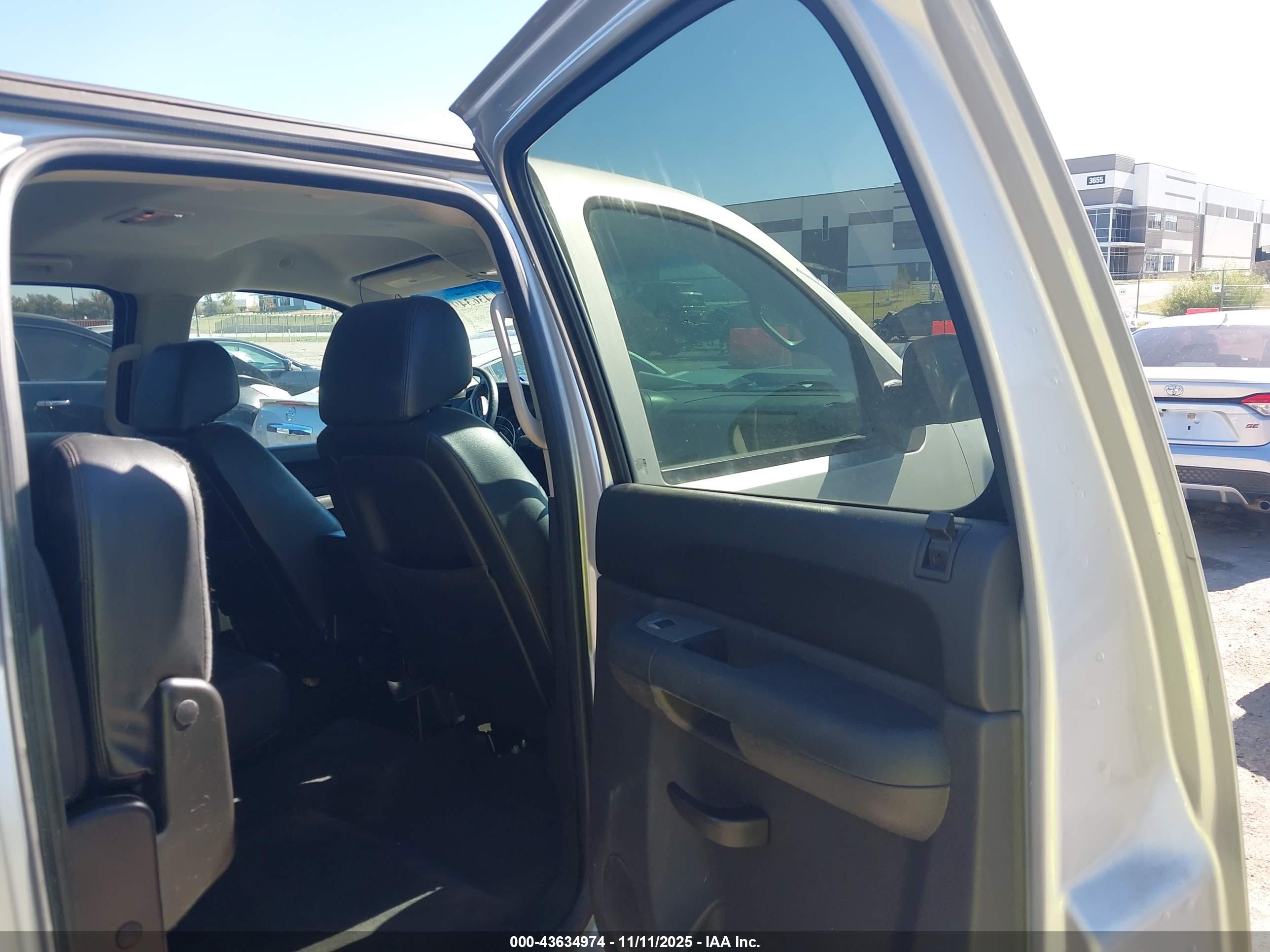 CHEVROLET SILVERADO image 8