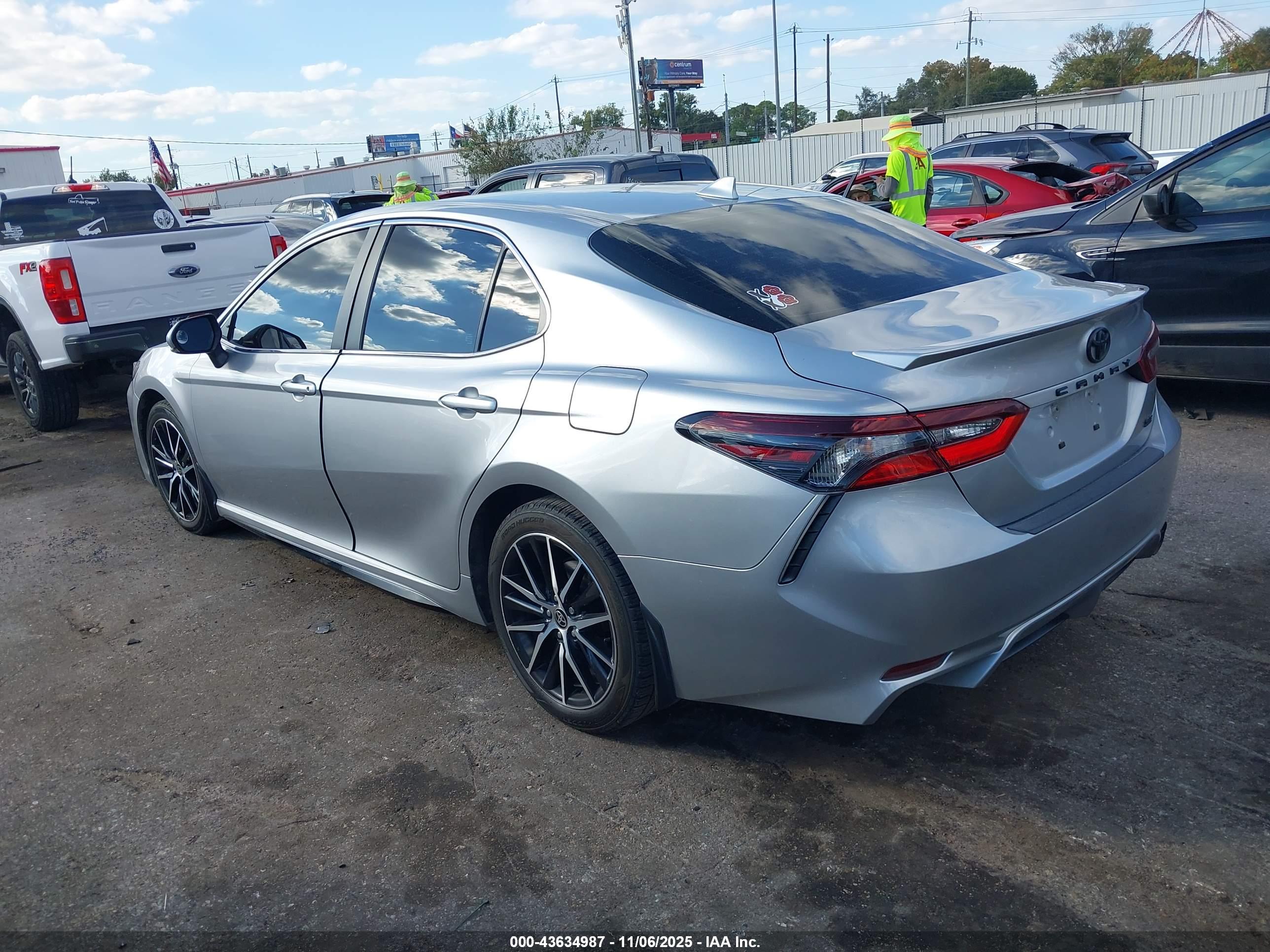 TOYOTA CAMRY image 3