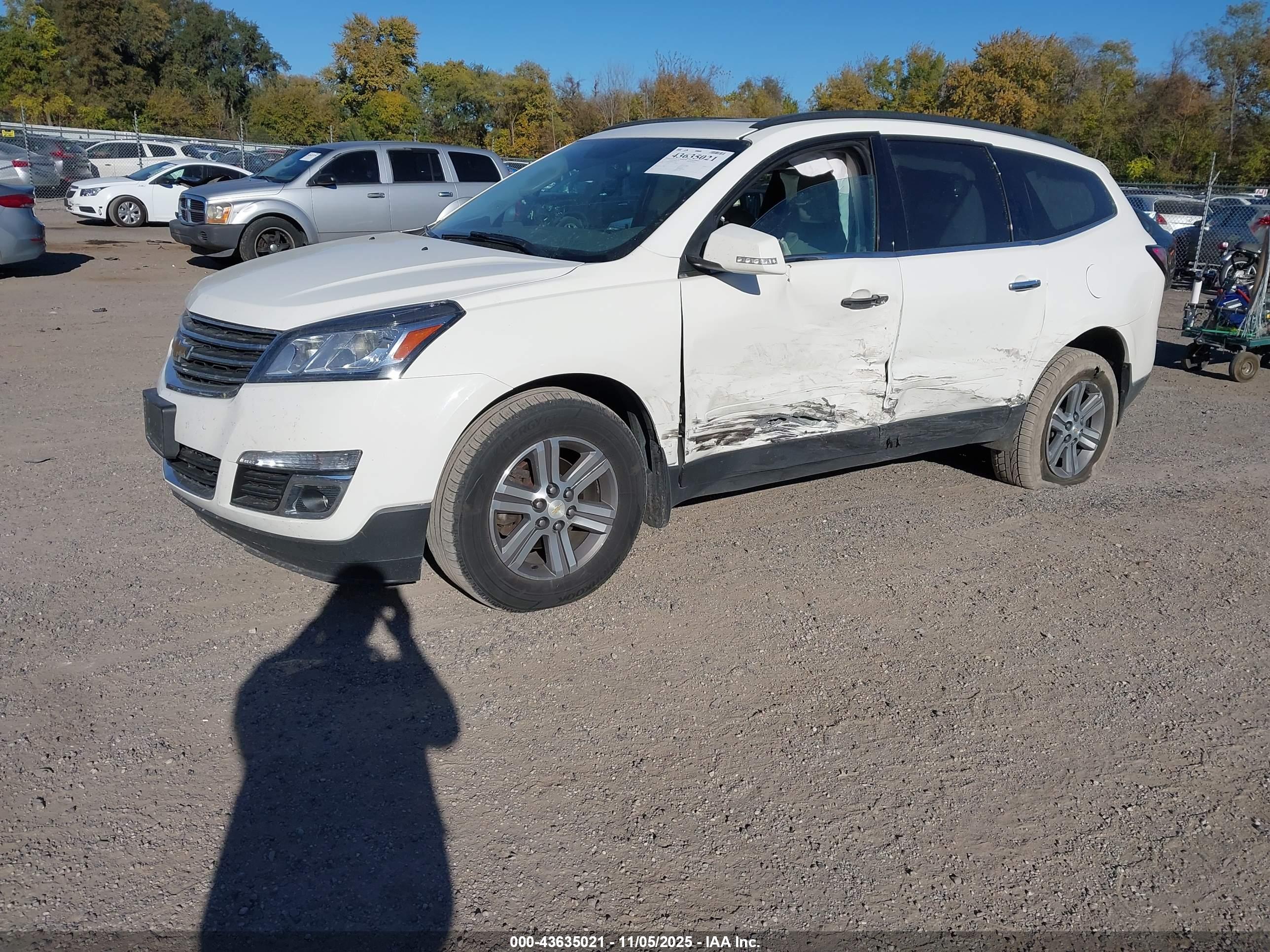 CHEVROLET TRAVERSE image 2