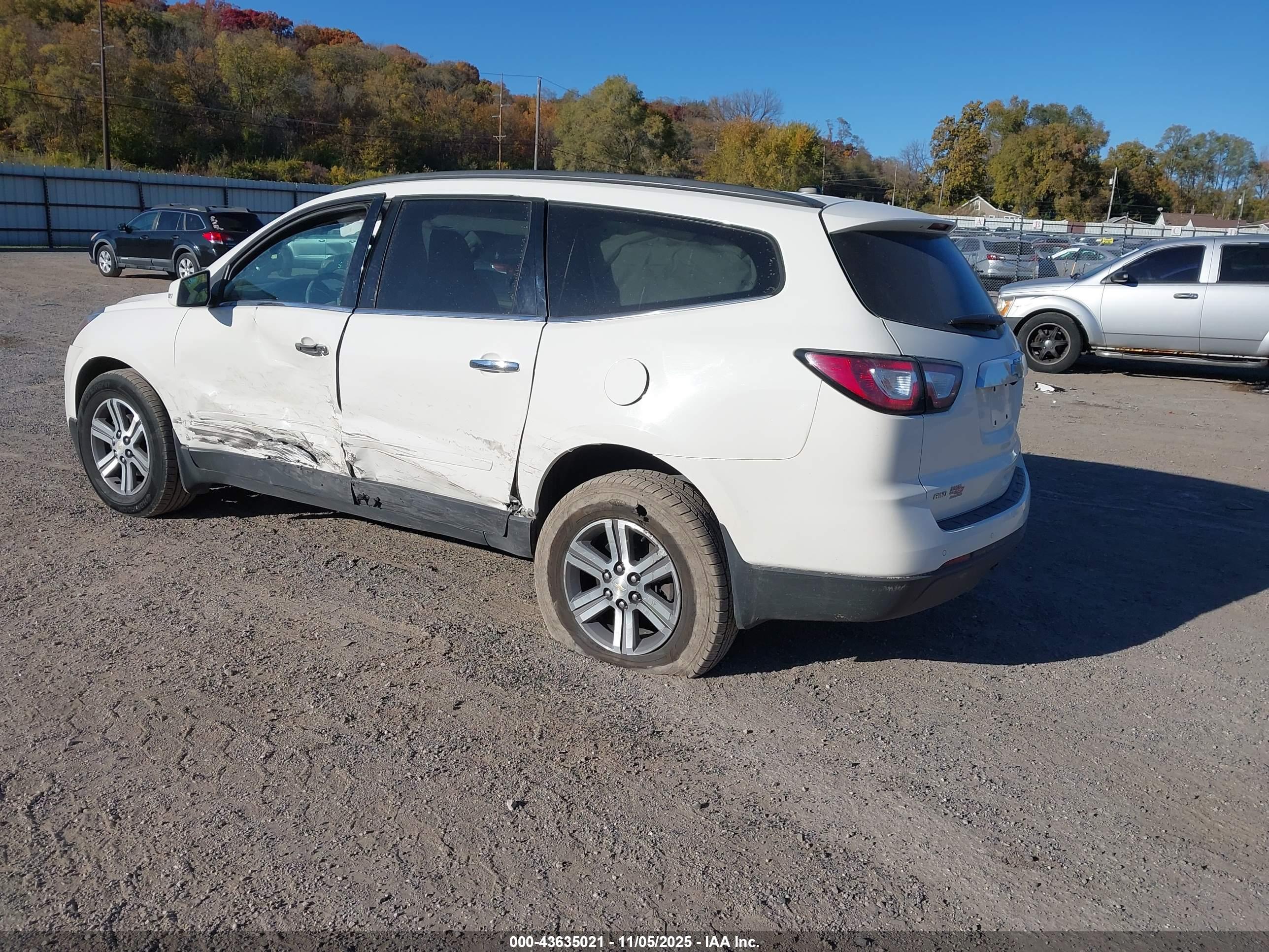 CHEVROLET TRAVERSE image 3