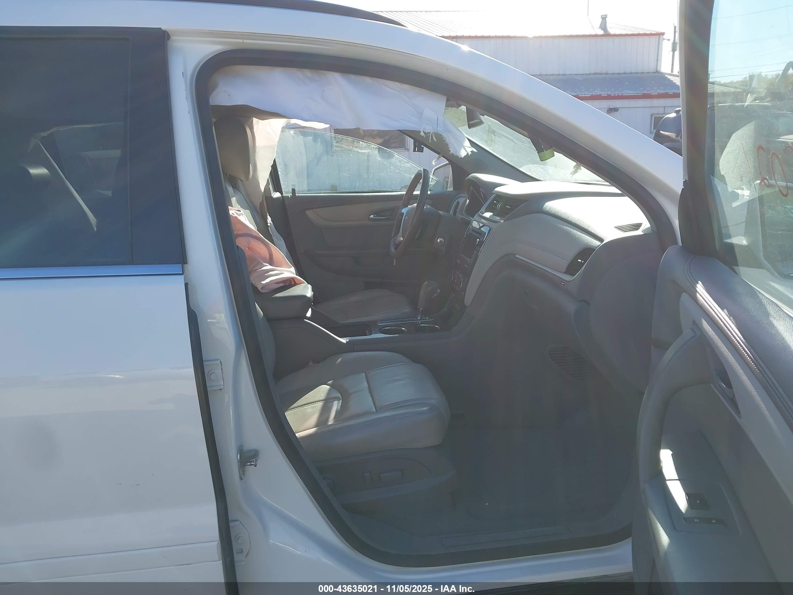 CHEVROLET TRAVERSE image 5