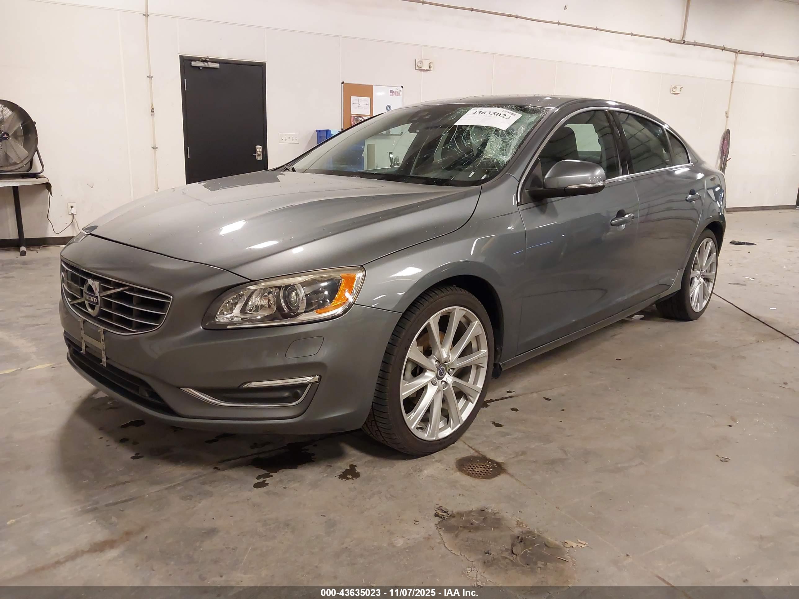 VOLVO S60 image 2